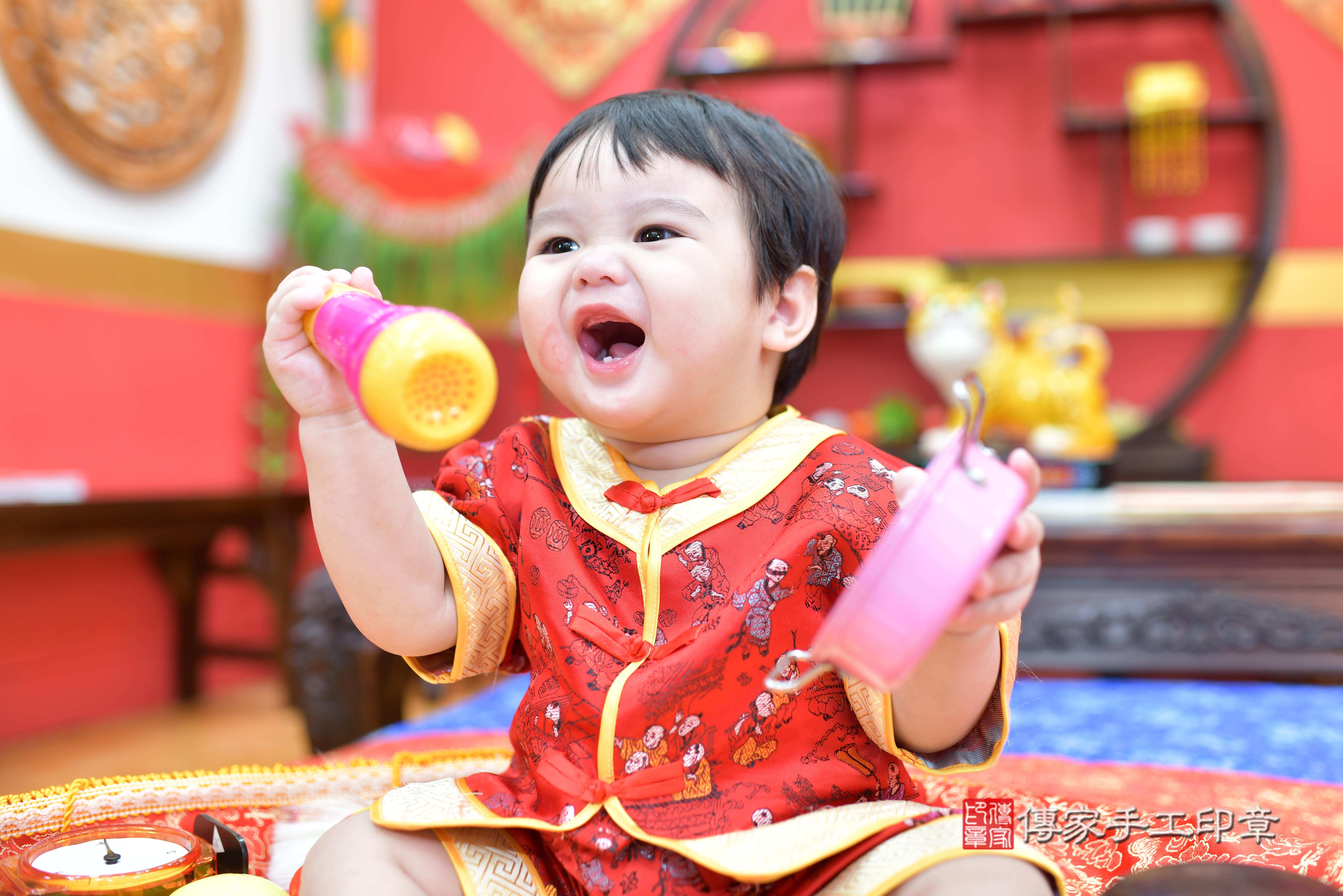 徐寶寶抓周，小孩古裝禮服照。地點：傳家「桃園門市店」古禮會場