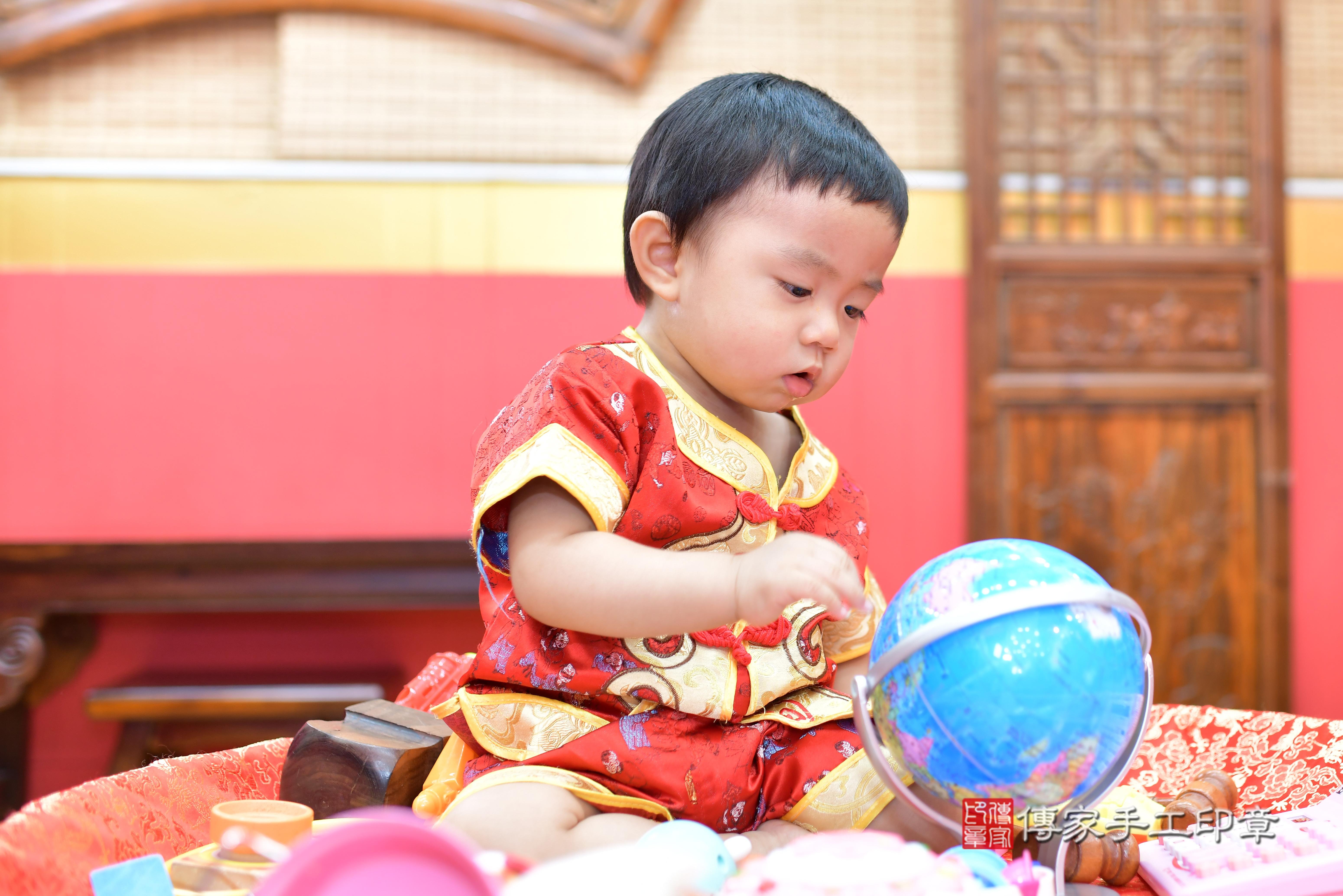 簡寶寶抓周，小孩古裝禮服照。地點：傳家「桃園門市店」古禮會場