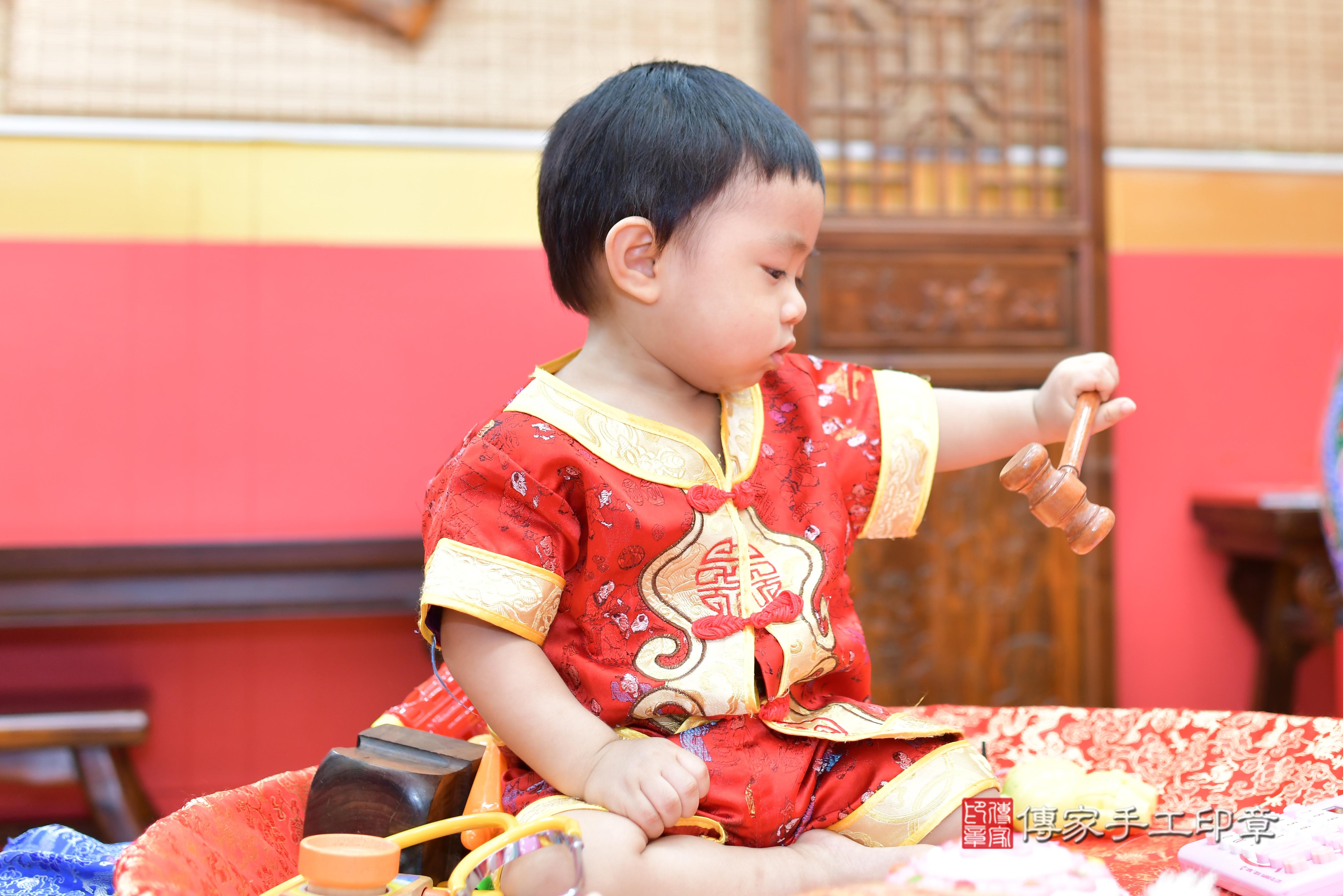 簡寶寶抓周，小孩古裝禮服照。地點：傳家「桃園門市店」古禮會場