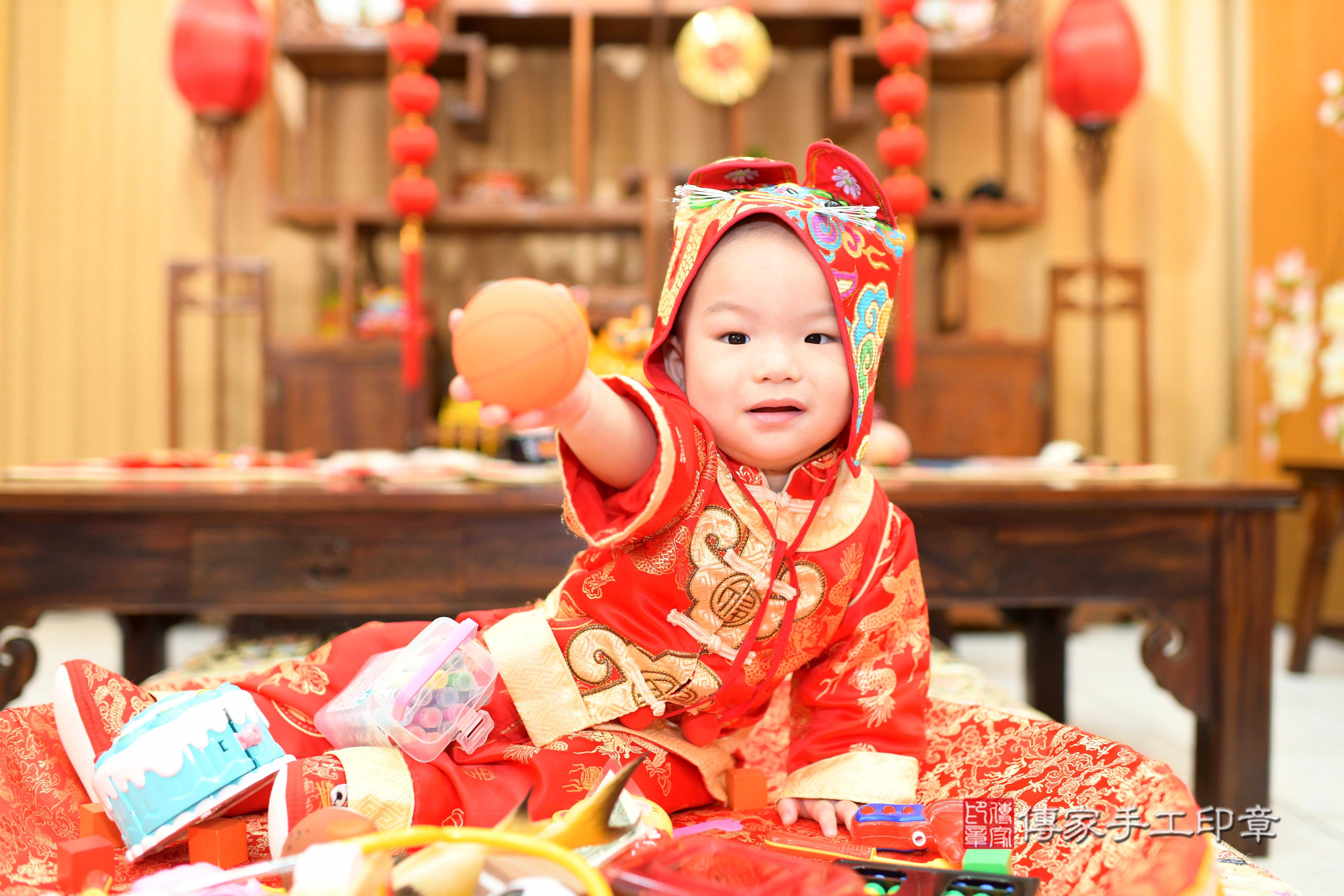 張寶寶抓周，小孩古裝禮服照。地點：傳家「台南門市店」古禮會場