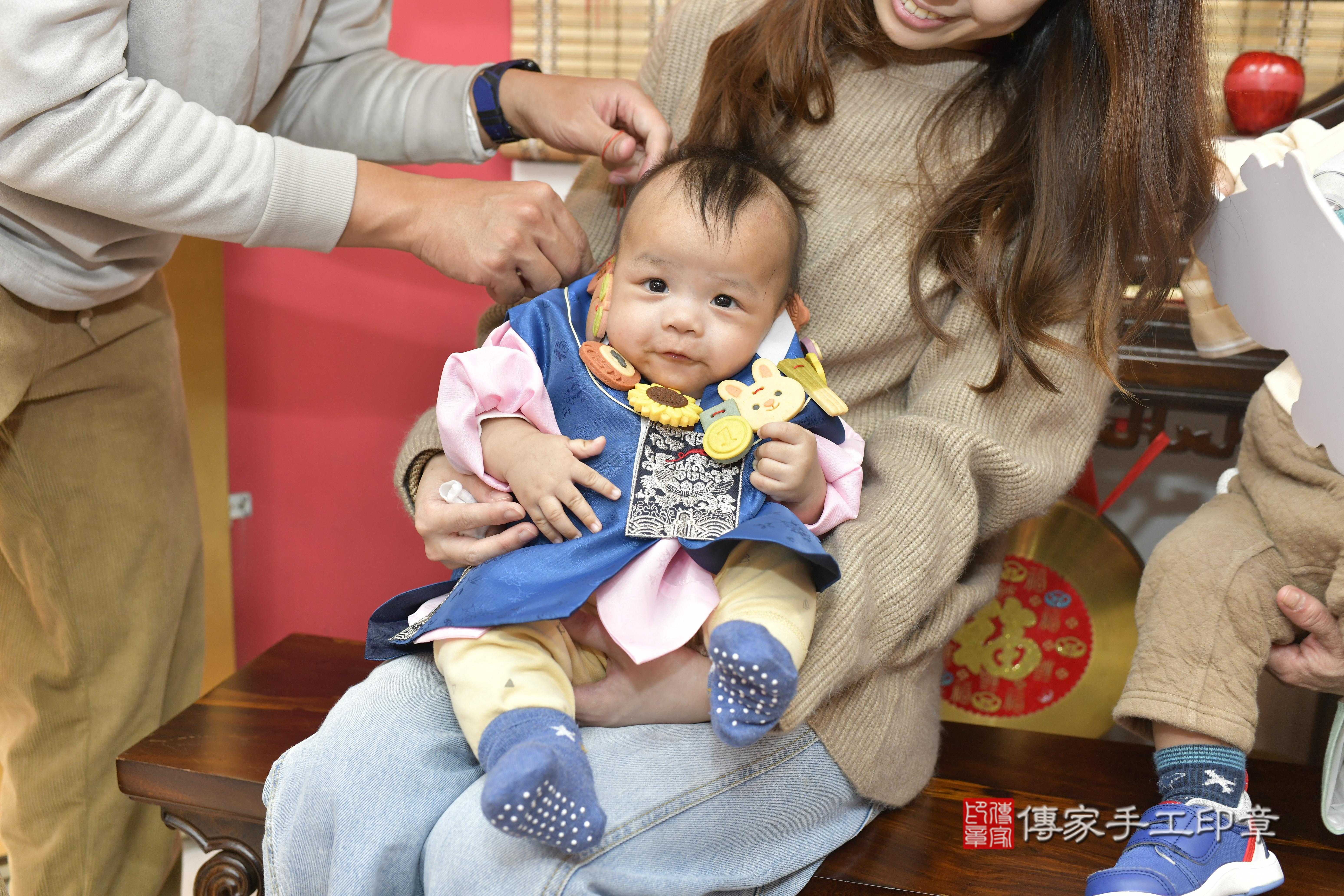 張寶寶抓周，小孩古裝禮服照。地點：傳家「新竹門市店」古禮會場