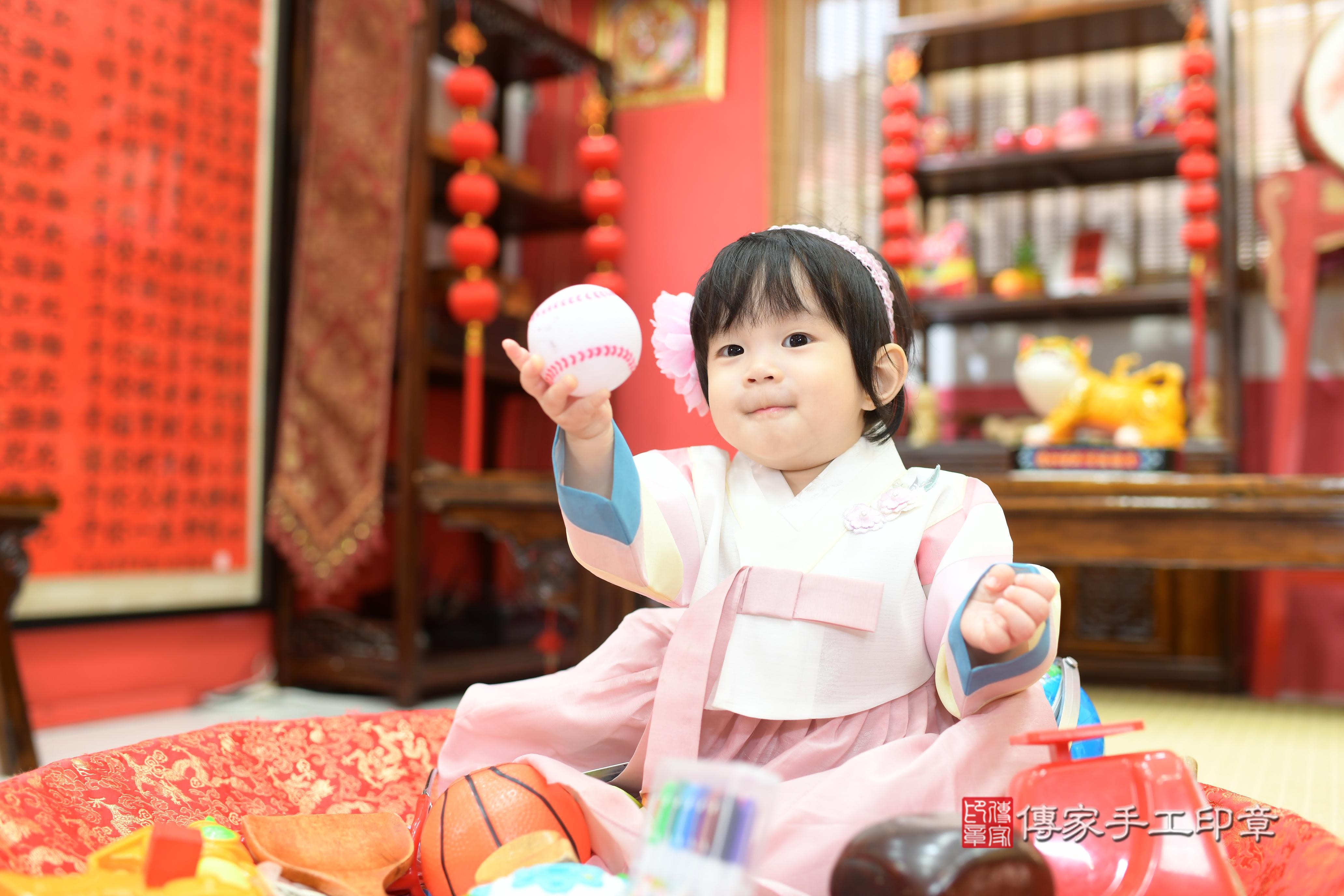 余寶寶抓周，小孩古裝禮服照。地點：傳家「高雄門市店」古禮會場