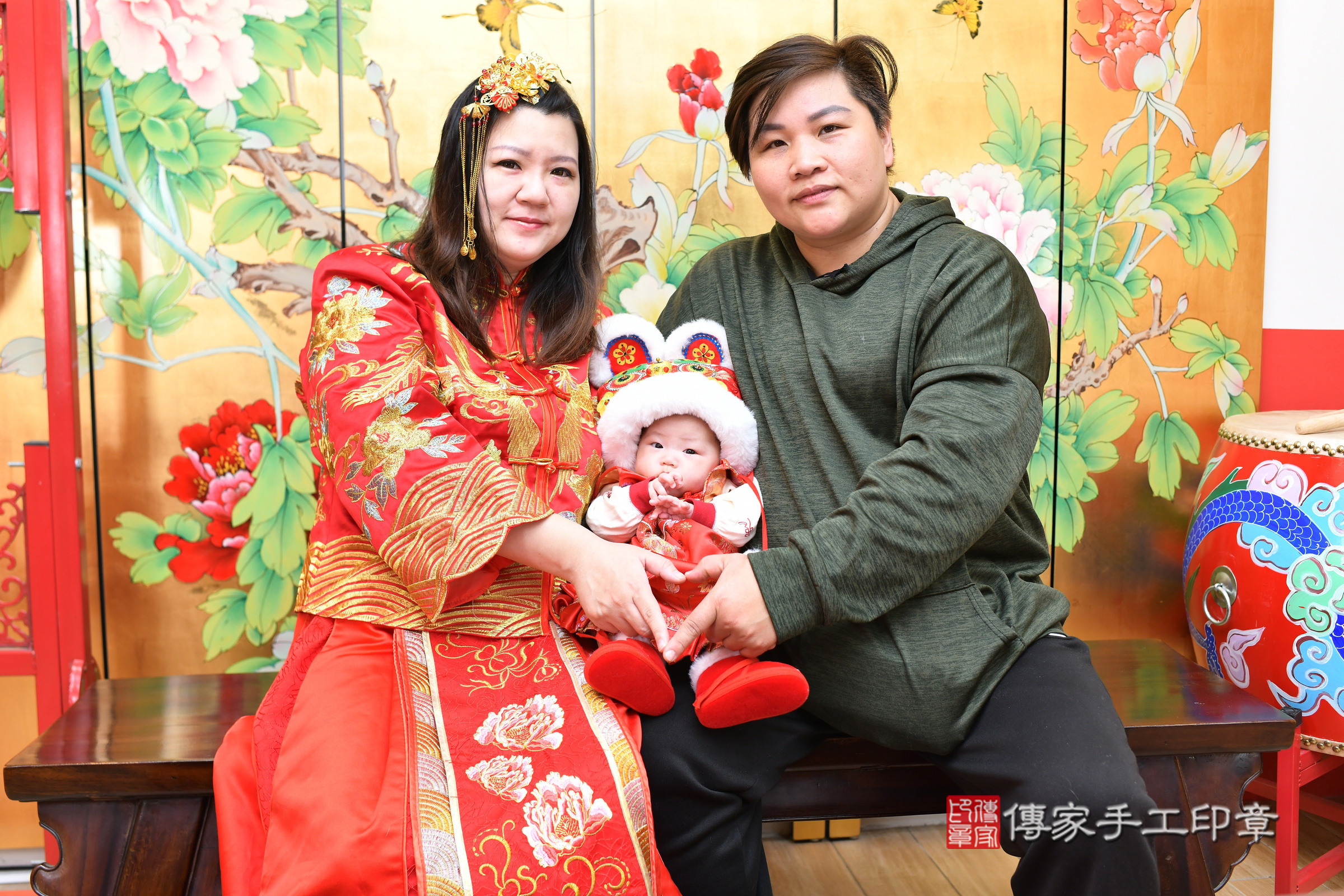 小如如寶寶收涎，成人與小孩古裝禮服照。地點：傳家「台北店」古禮會場，照片3