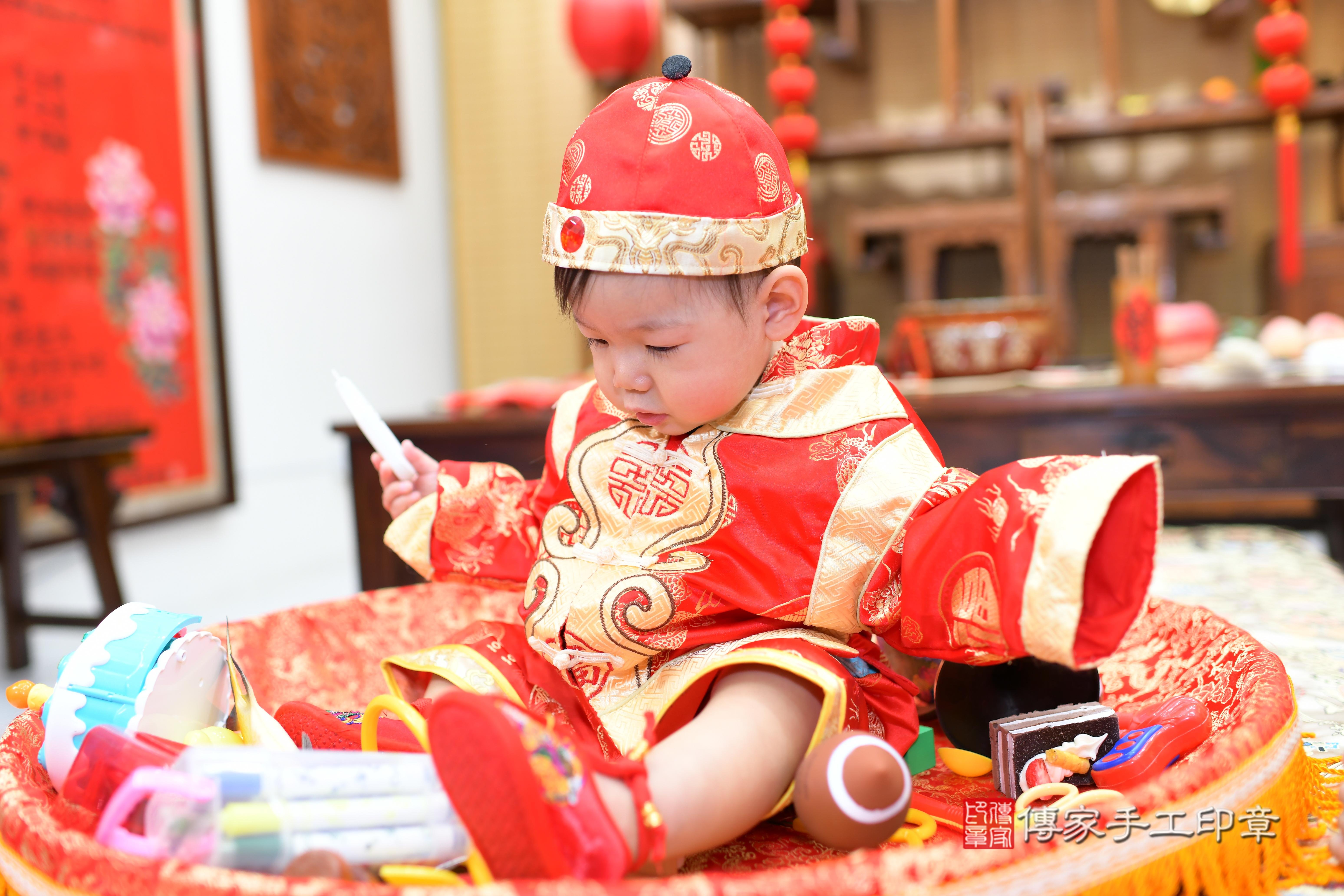 恩恩寶貝抓周，小孩古裝禮服照。地點：傳家「台南門市店」古禮會場