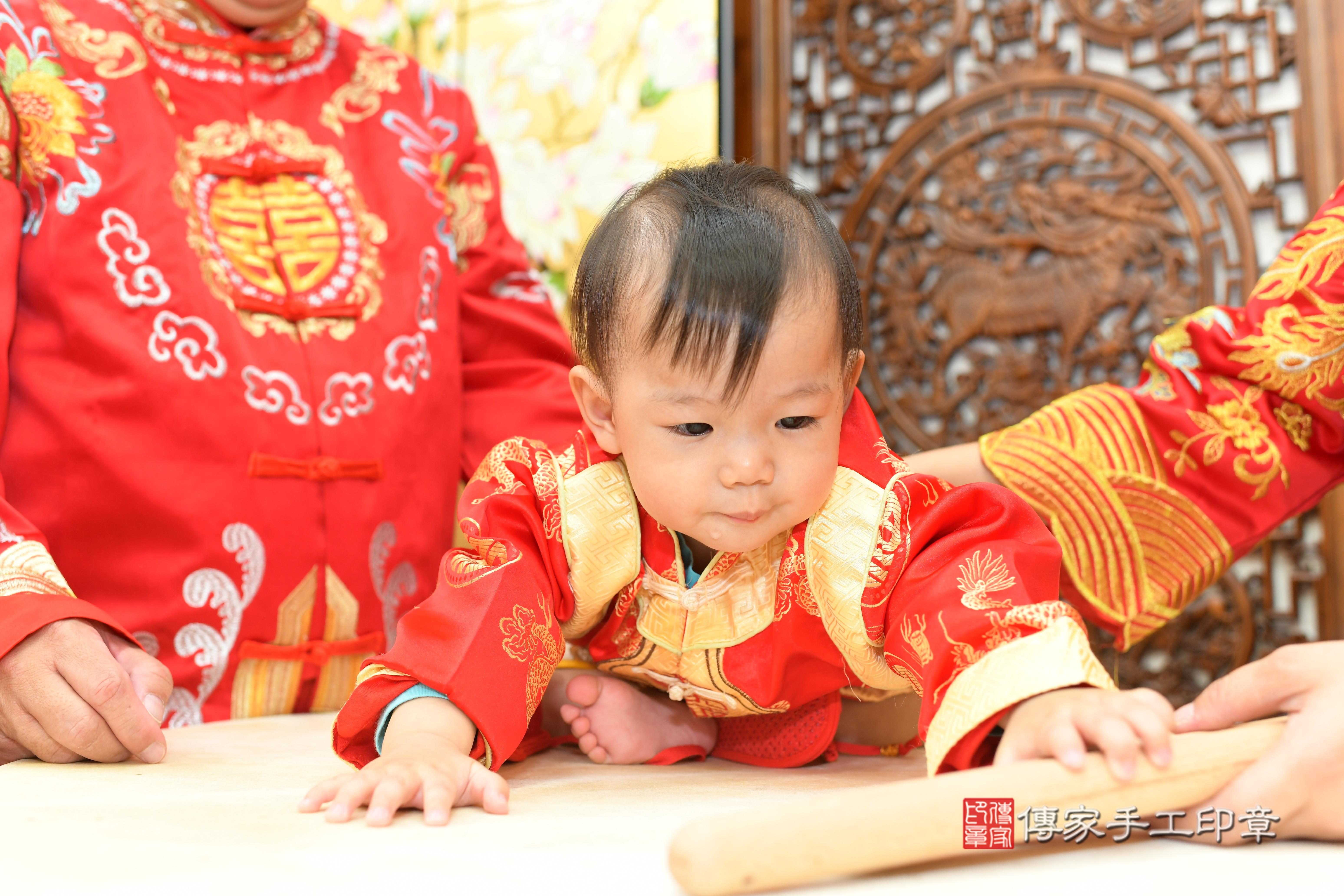 恩恩寶貝抓周，小孩古裝禮服照。地點：傳家「台南門市店」古禮會場