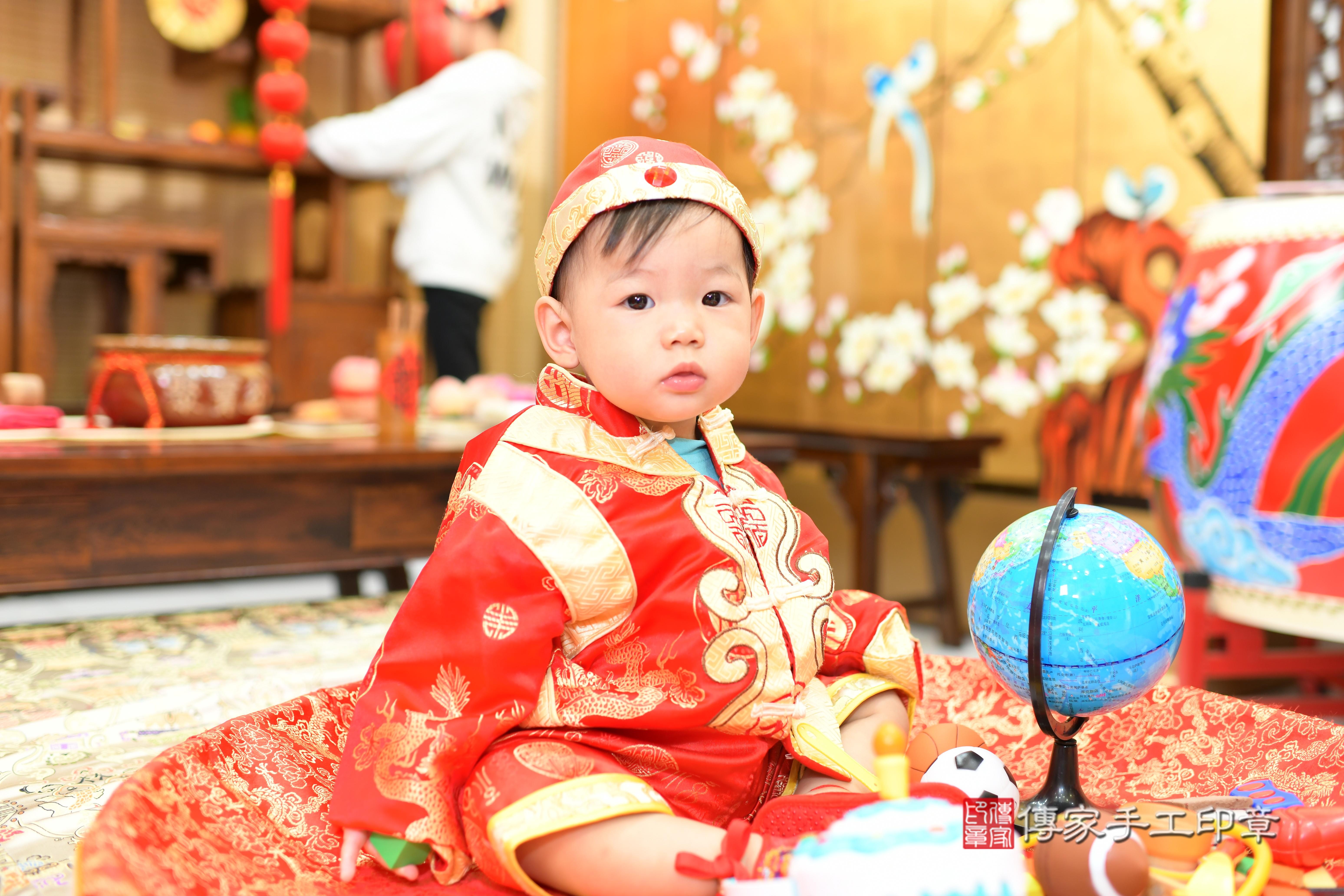 恩恩寶貝抓周，小孩古裝禮服照。地點：傳家「台南門市店」古禮會場