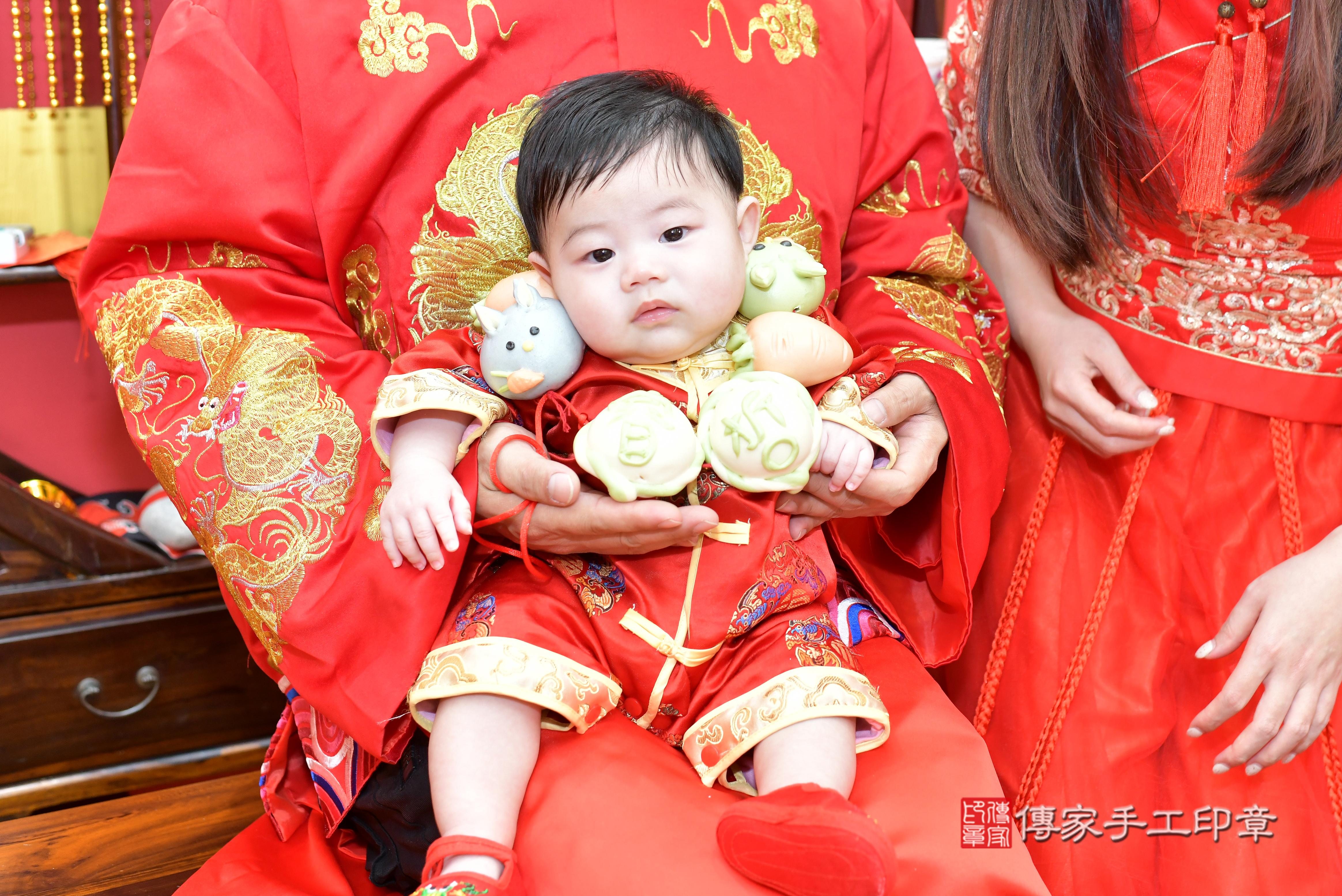 哲哲寶貝收涎，小孩古裝禮服照。地點：傳家「桃園門市店」古禮會場