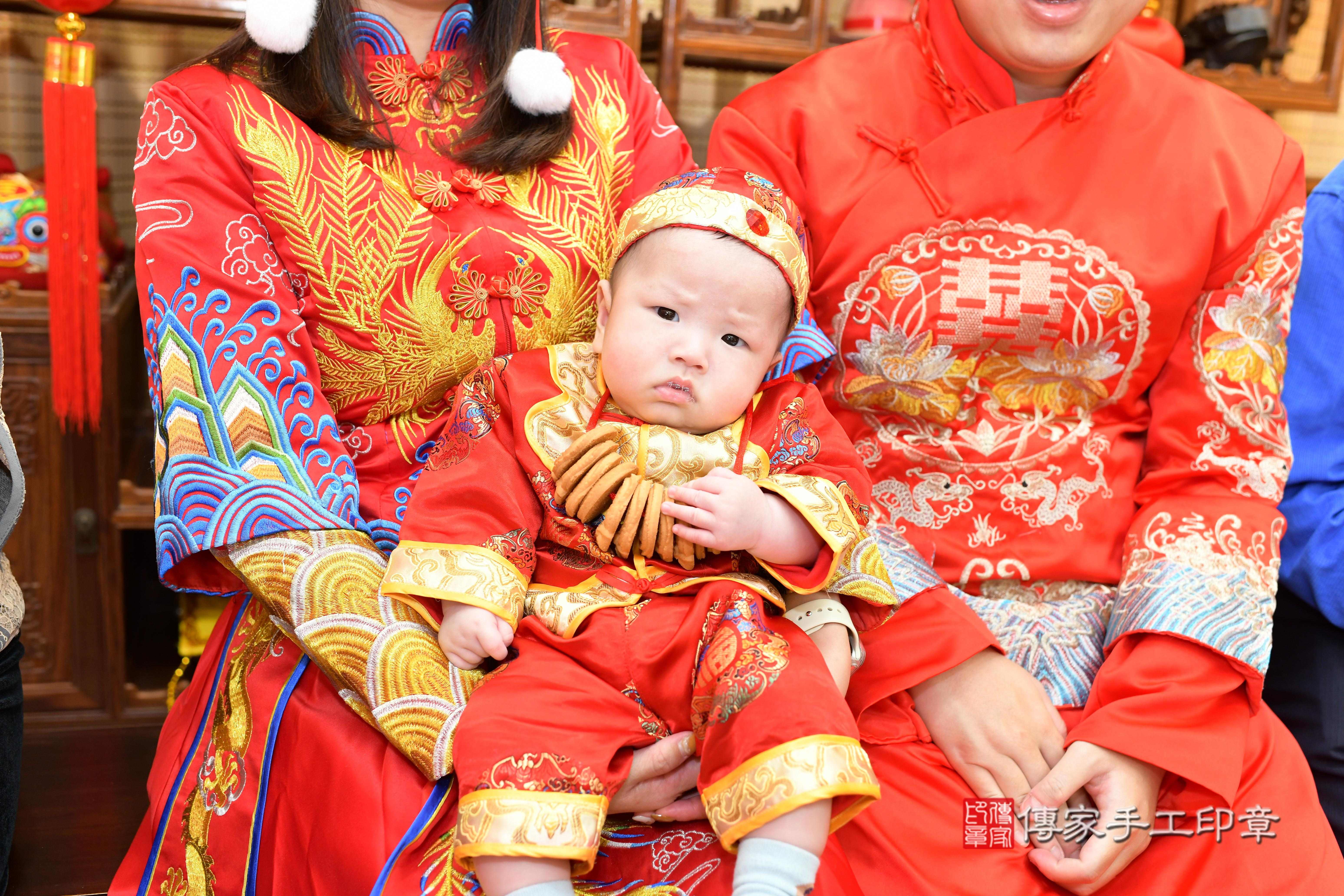 軒軒寶貝抓周，小孩古裝禮服照。地點：傳家「台南門市店」古禮會場