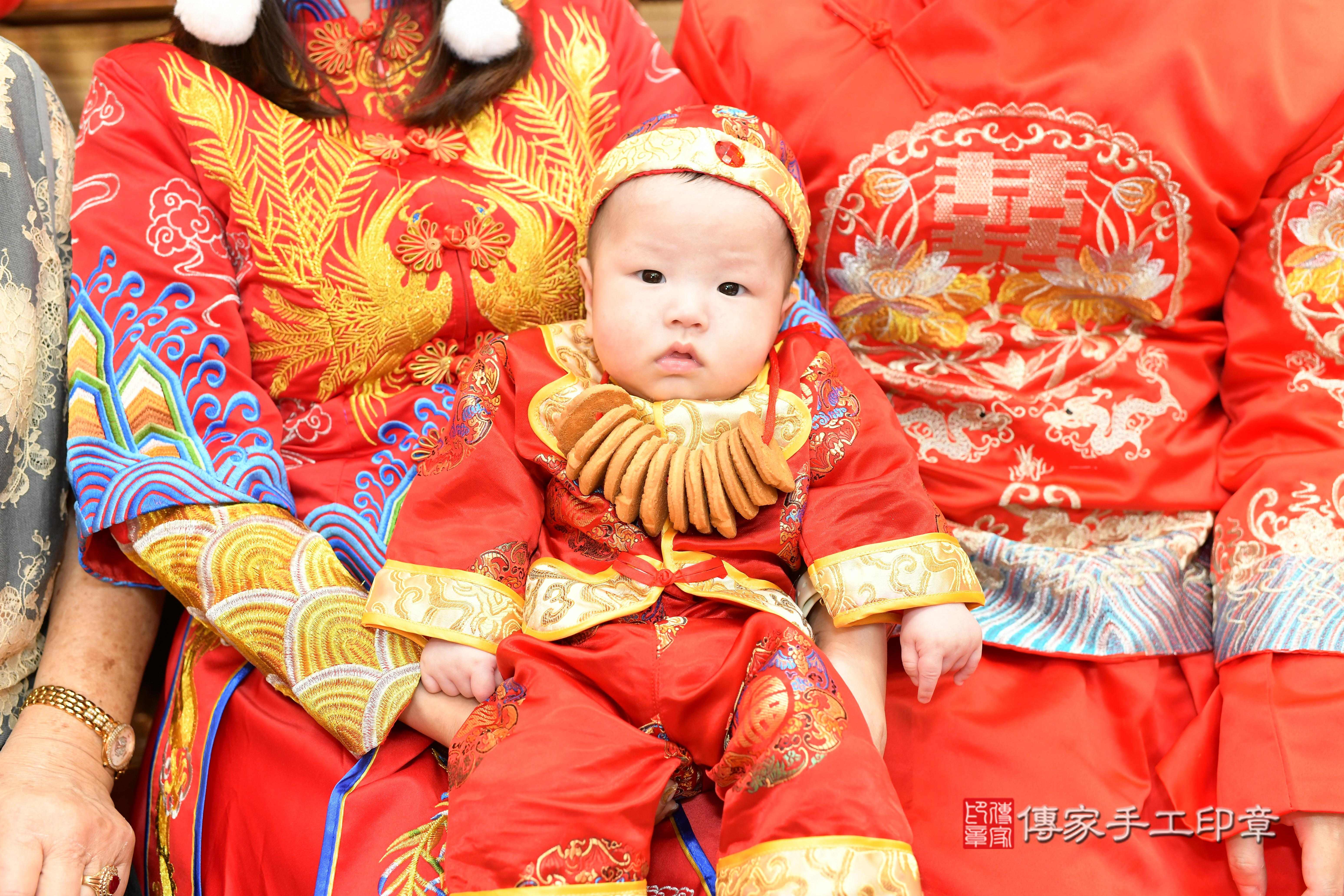 軒軒寶貝抓周，小孩古裝禮服照。地點：傳家「台南門市店」古禮會場