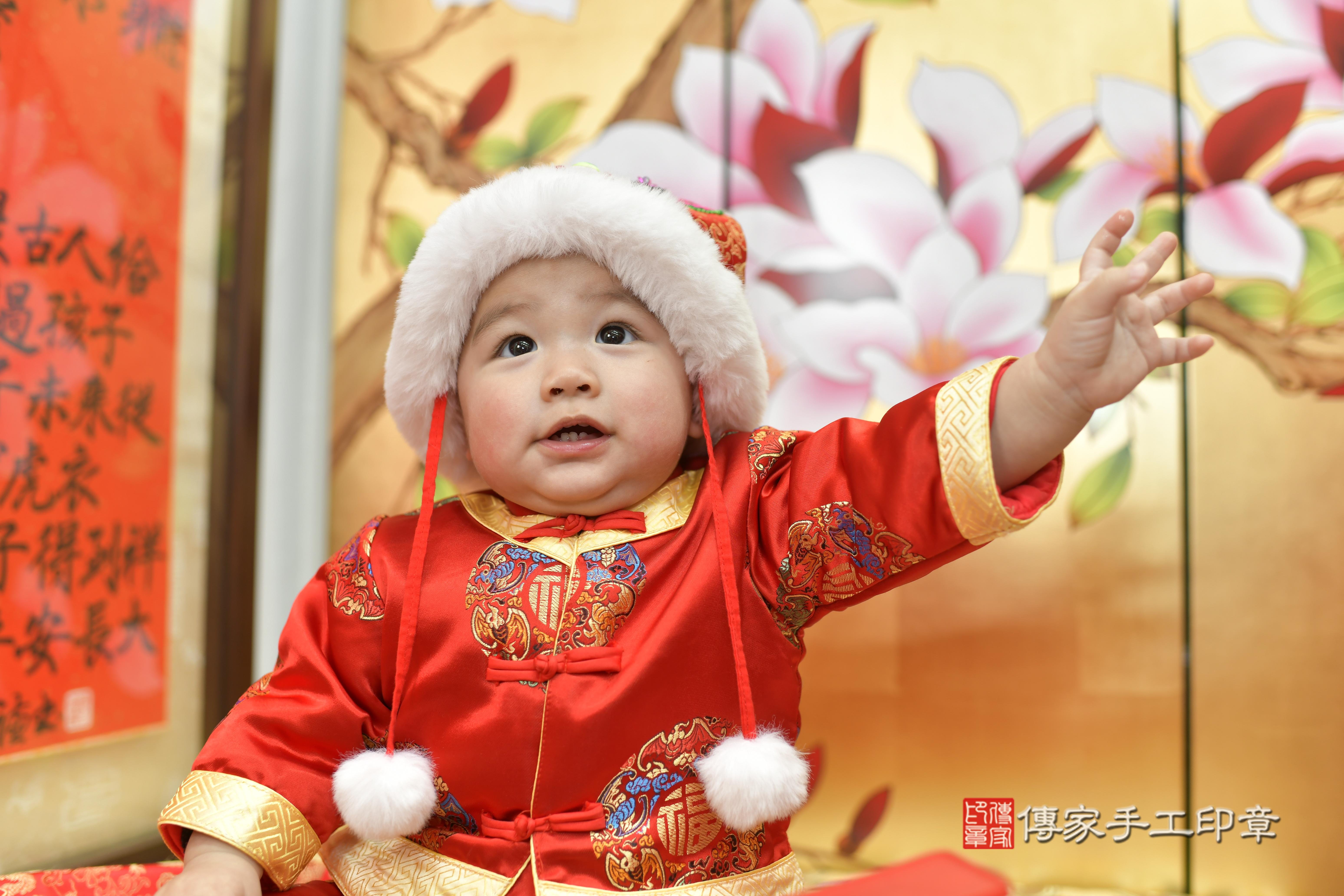 岳岳寶貝抓周，小孩古裝禮服照。地點：傳家「新竹門市店」古禮會場