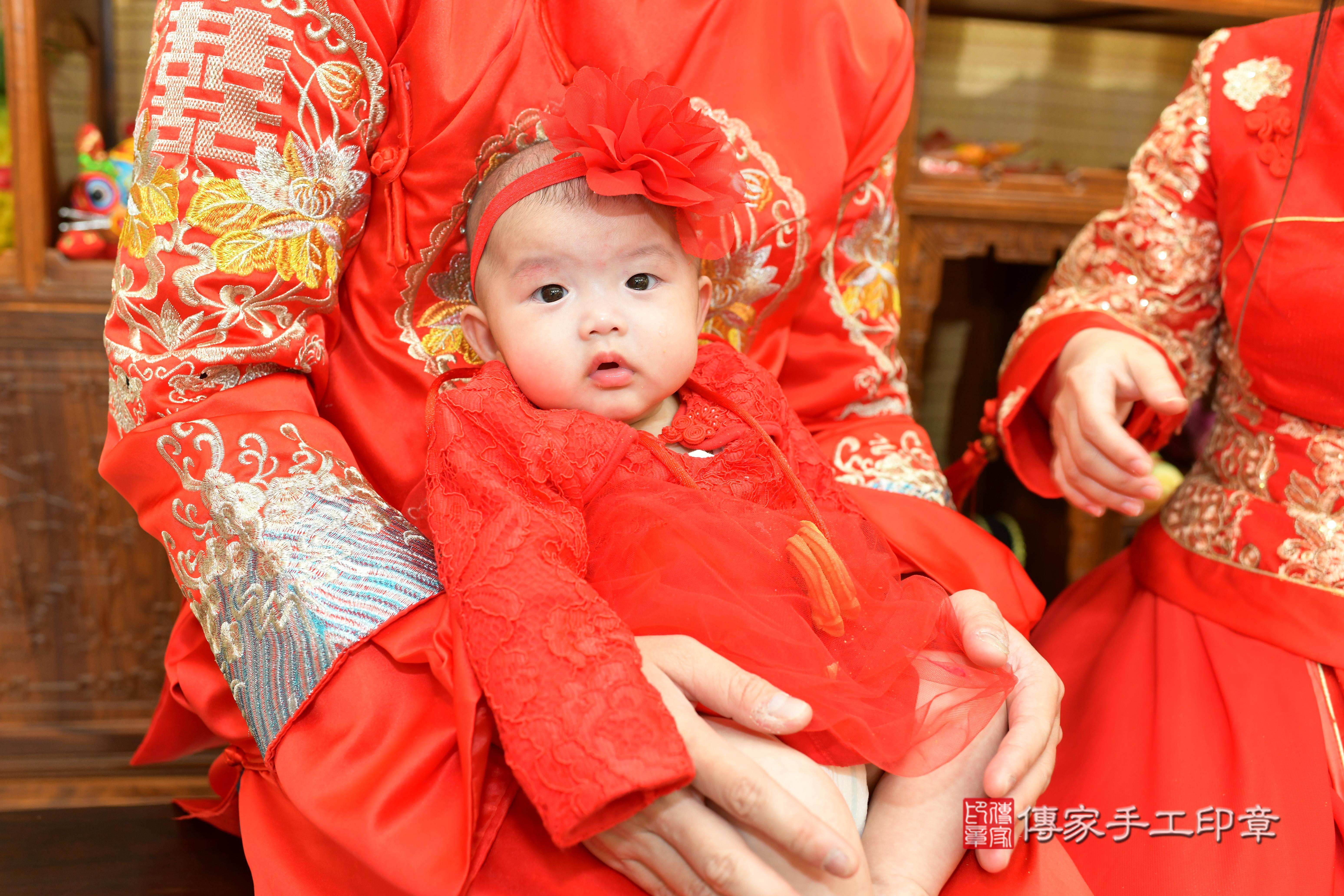 彤彤寶貝收涎，小孩古裝禮服照。地點：傳家「台南門市店」古禮會場