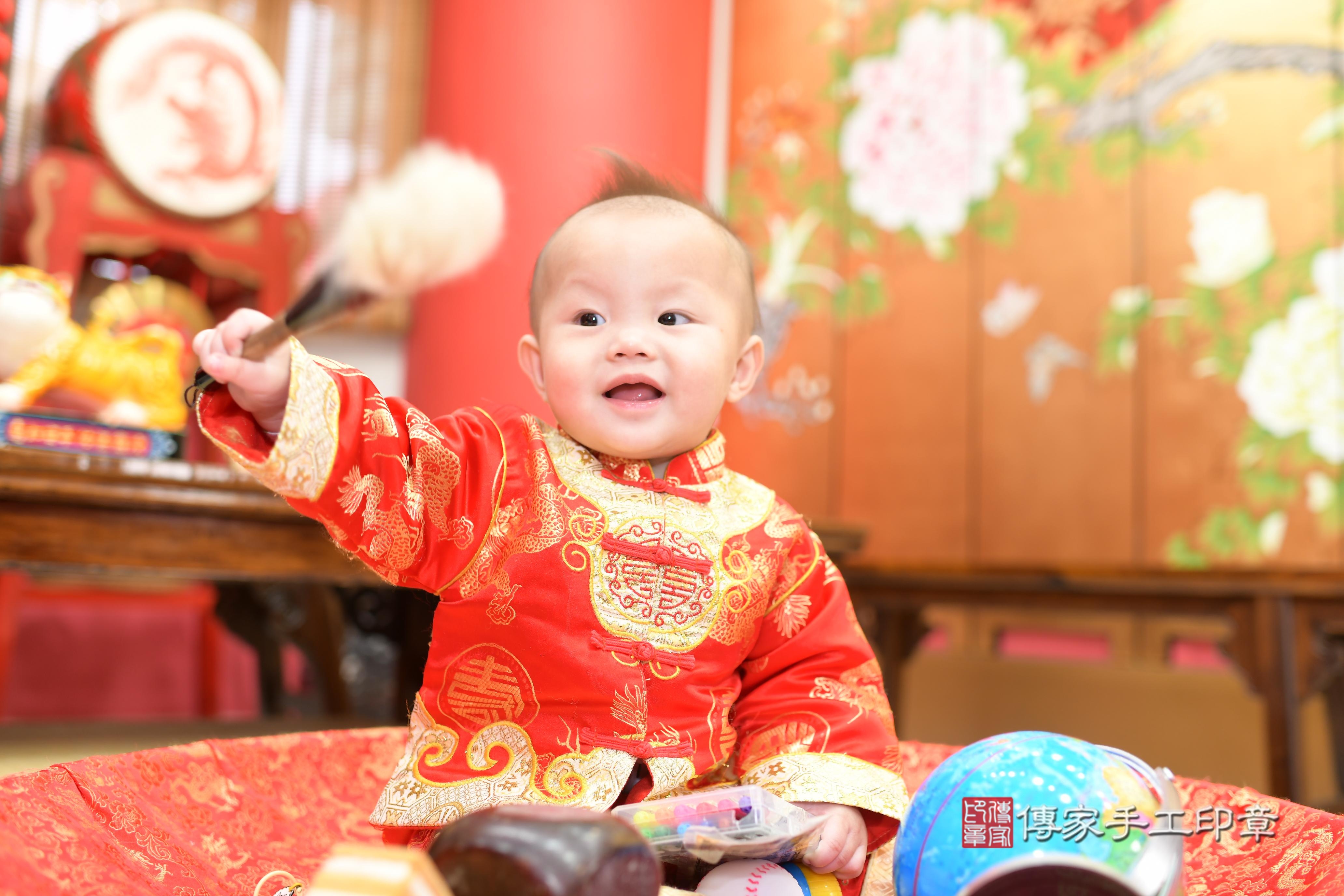 龍龍寶貝抓周，小孩古裝禮服照。地點：傳家「高雄門市店」古禮會場