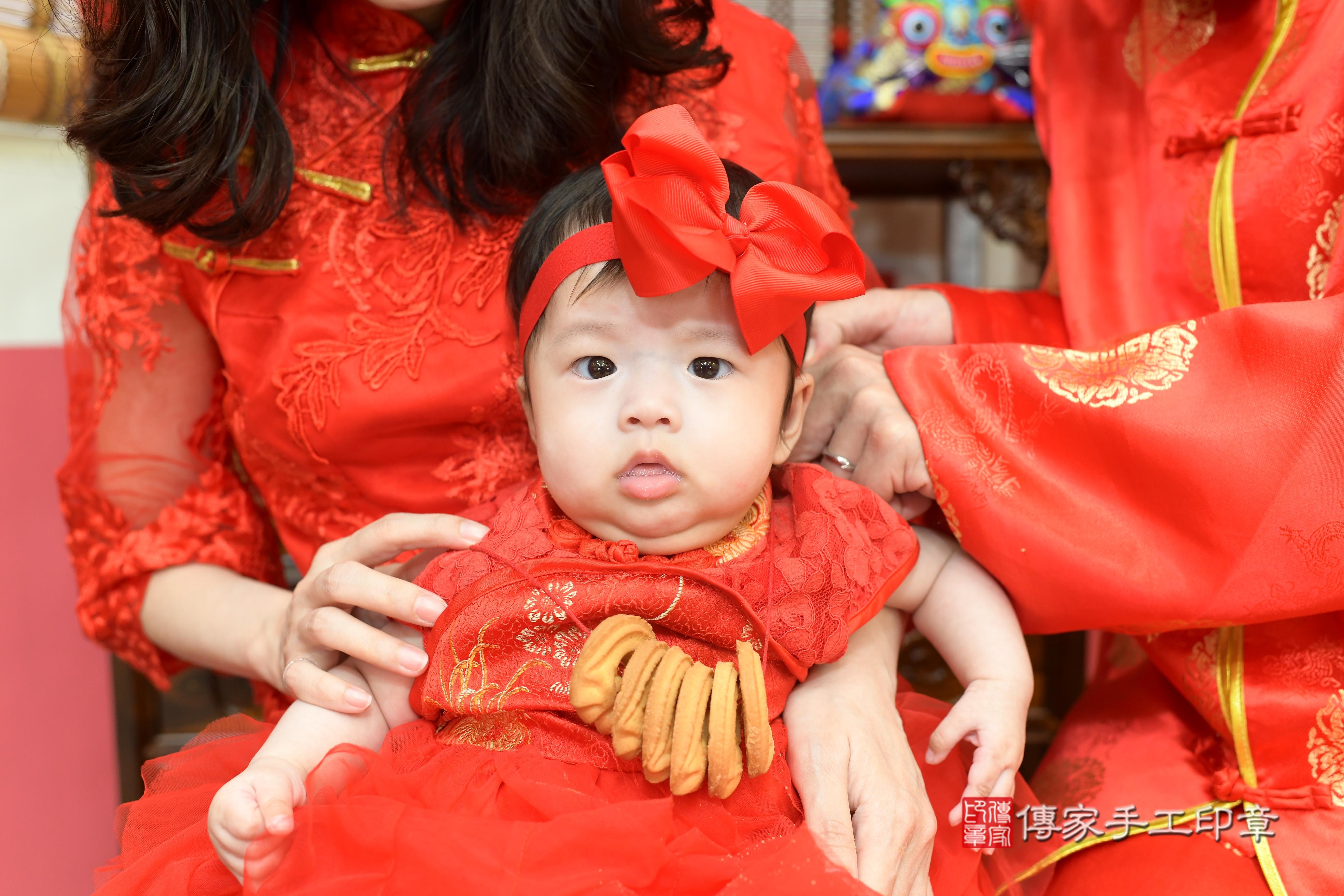 霏霏寶貝收涎，小孩古裝禮服照。地點：傳家「高雄門市店」古禮會場