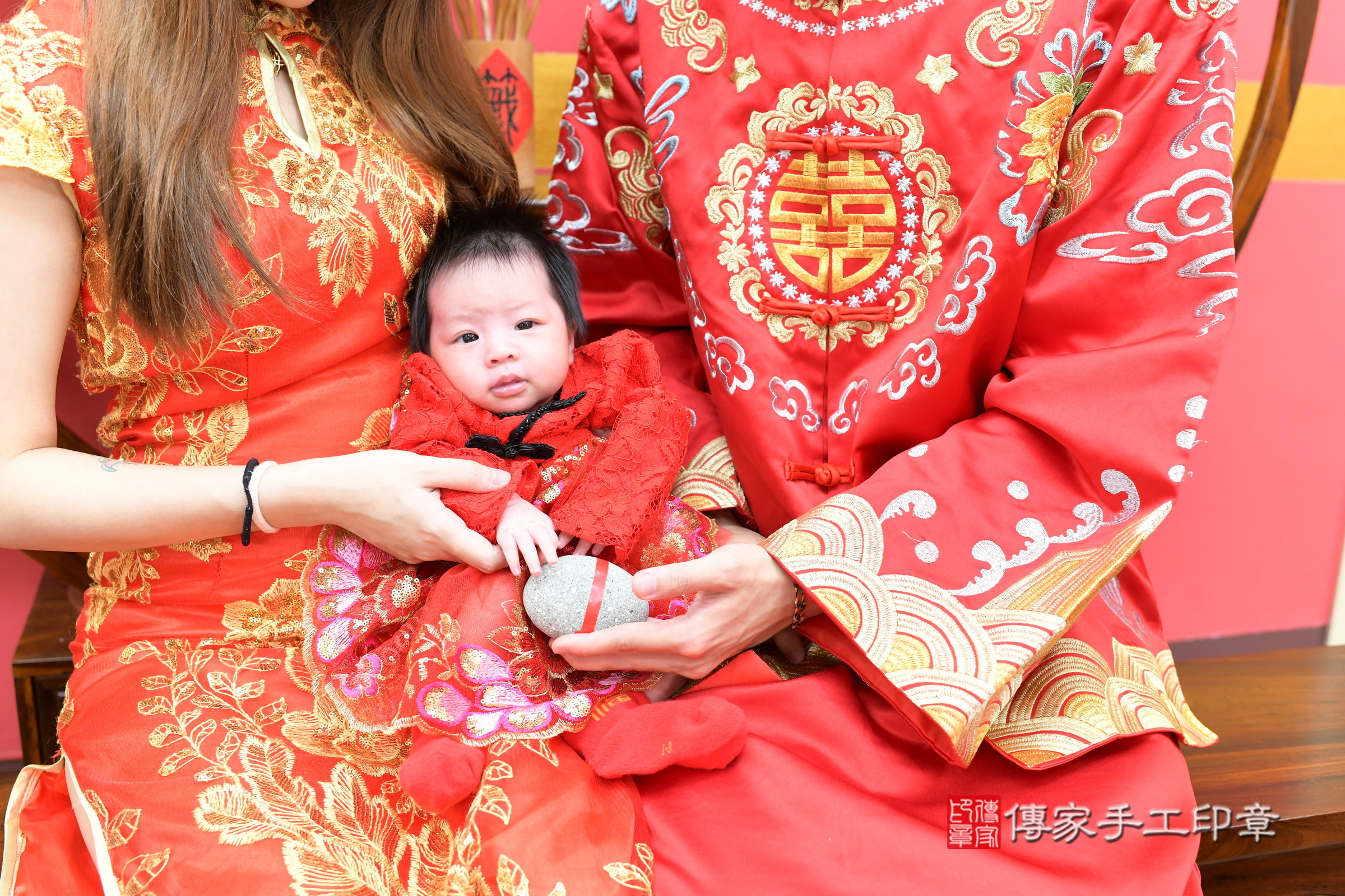 恩恩寶寶剃頭，小孩古裝禮服照。地點：傳家「新北店」古禮會場，照片1