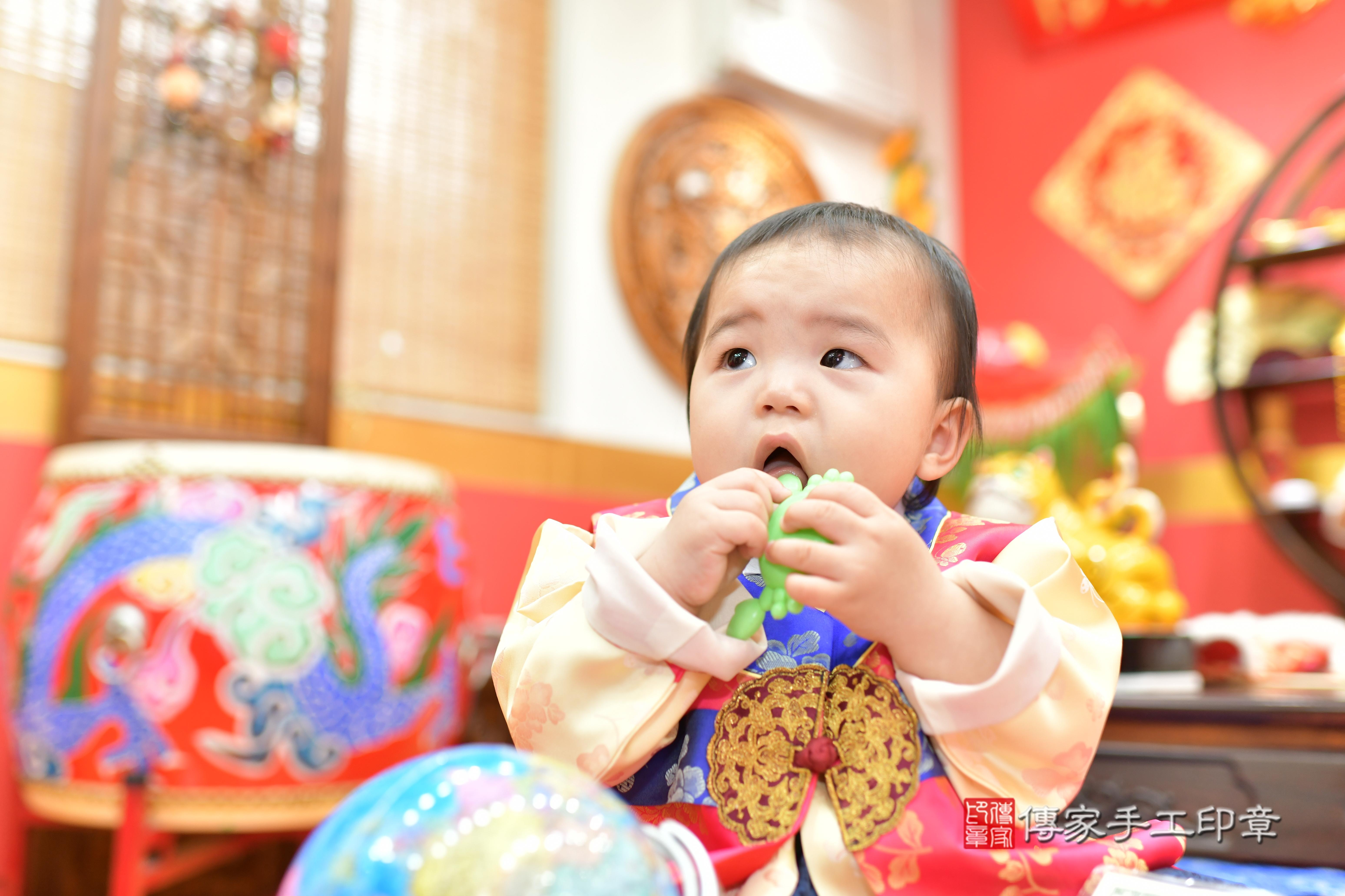 傳家手工印章桃園店、抓周、度脺、中國風會場、傳家嬰兒古禮、吉祥話、抓周道具物品24種、拍照。抓周證書。寶寶抓周、滿周歲、生日快樂、祝福