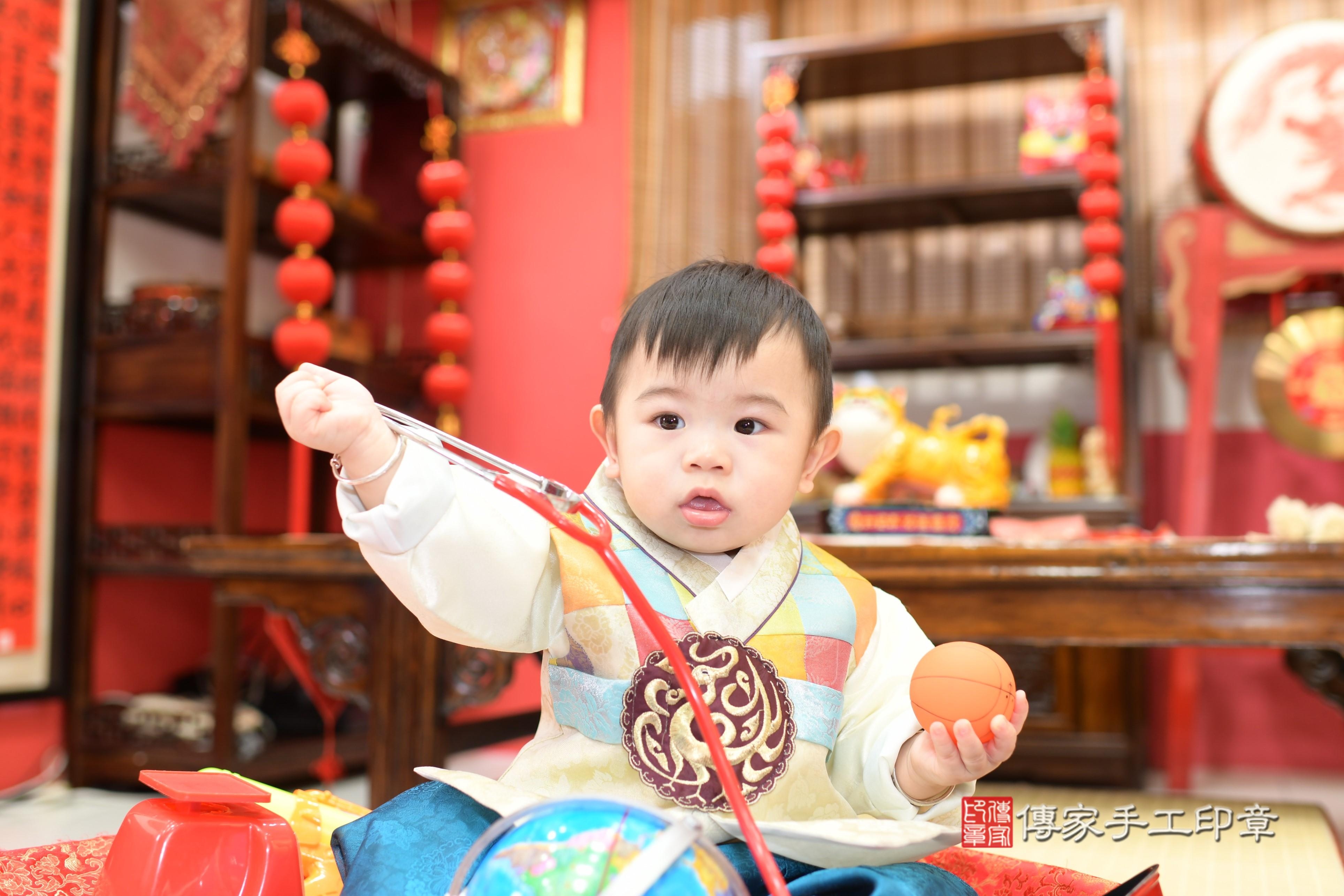 傳家手工印章高雄店、抓周、度脺、中國風會場、傳家嬰兒古禮、吉祥話、抓周道具物品24種、拍照。抓周證書。寶寶抓周、滿周歲、生日快樂、祝福