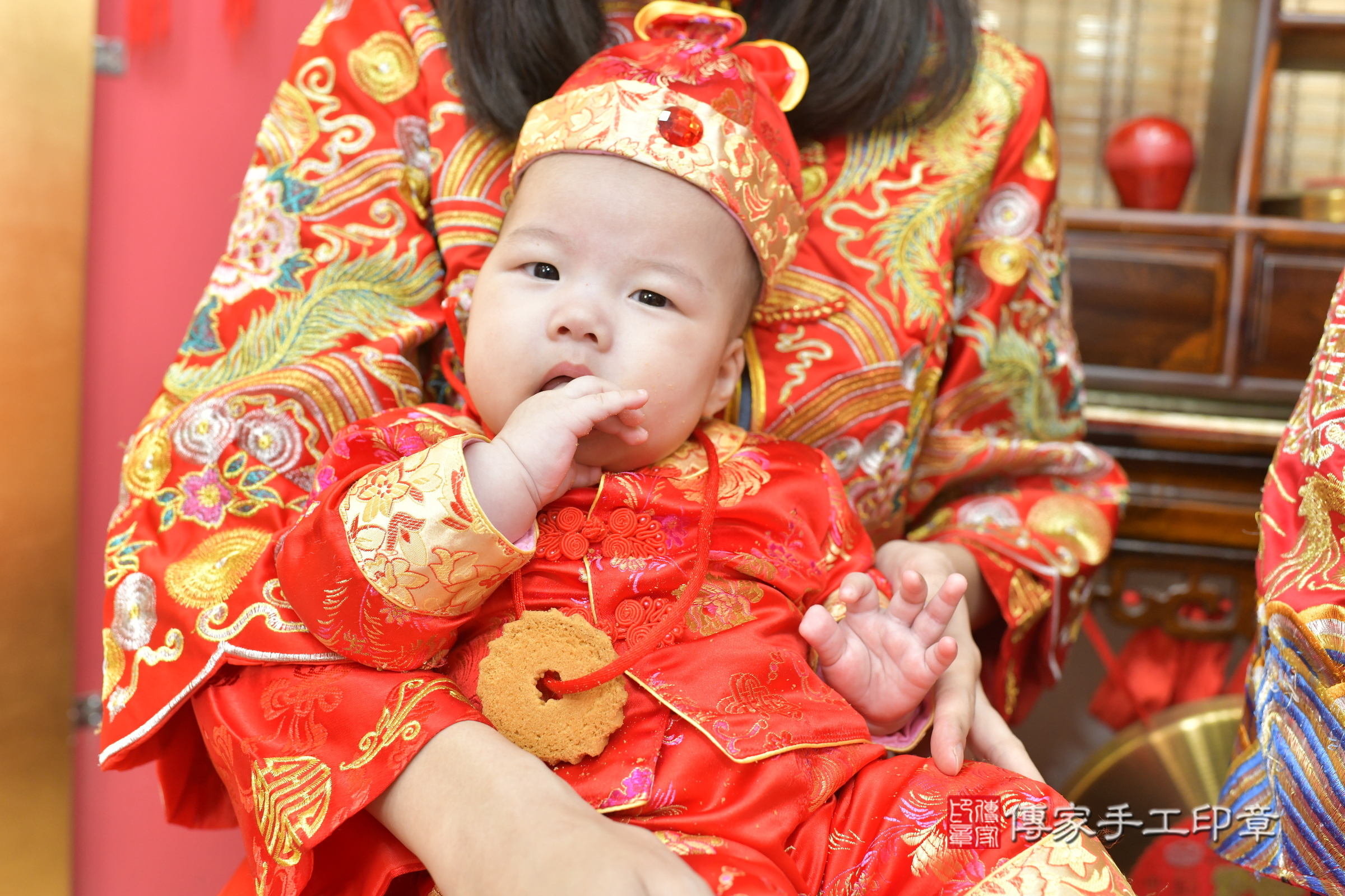 菲菲寶寶收涎，小孩古裝禮服照。地點：傳家「新竹店」古禮會場，照片3