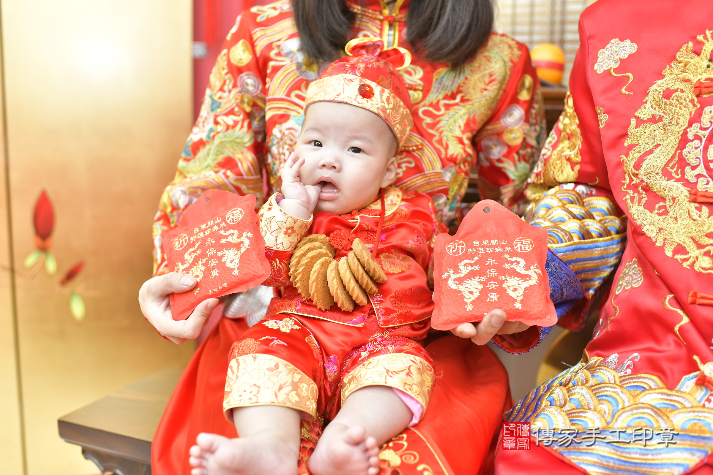 菲菲寶寶收涎，小孩古裝禮服照。地點：傳家「新竹店」古禮會場，照片1