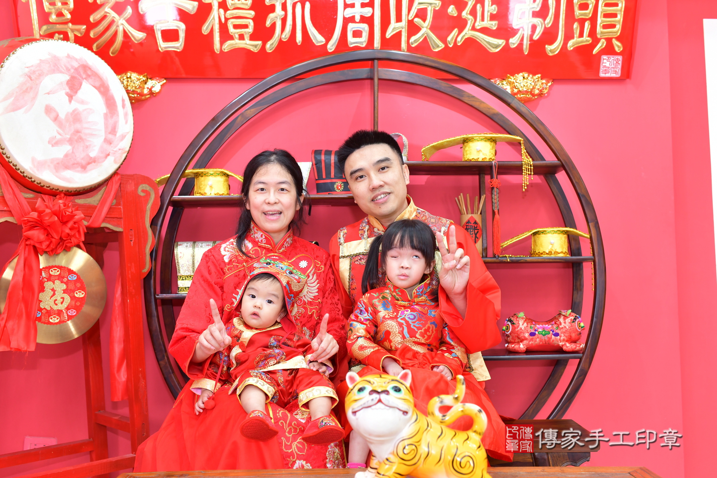 小赫寶寶抓周，成人與小孩古裝禮服照。地點：傳家「台中店」古禮會場，照片2