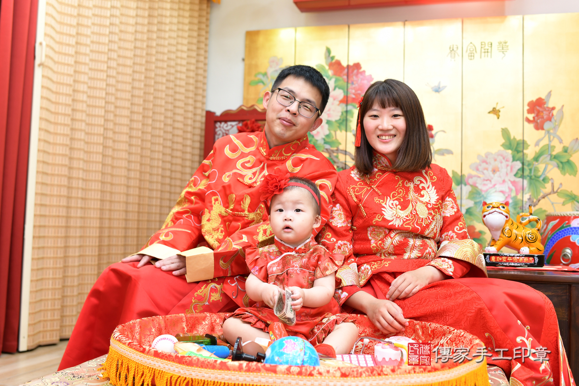 安安寶寶抓周，成人與小孩古裝禮服照。地點：傳家「台北店」古禮會場，照片3