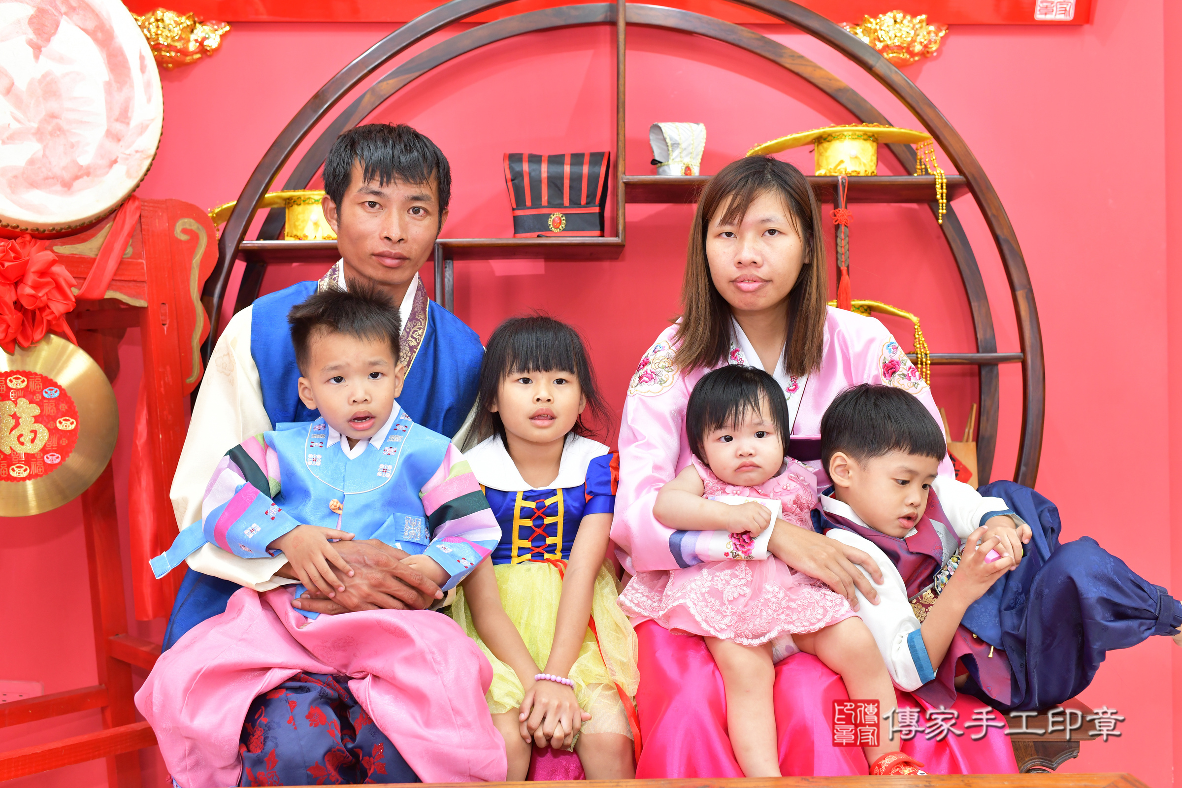 倩倩寶寶抓周，成人與小孩古裝禮服照。地點：傳家「台中店」古禮會場，照片1