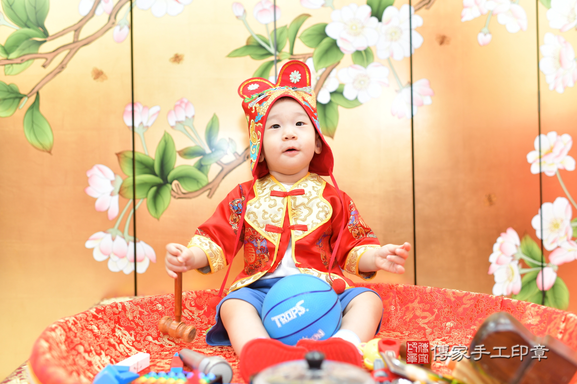 小鎰寶寶抓周，小孩古裝禮服照。地點：傳家「台中店」古禮會場，照片3