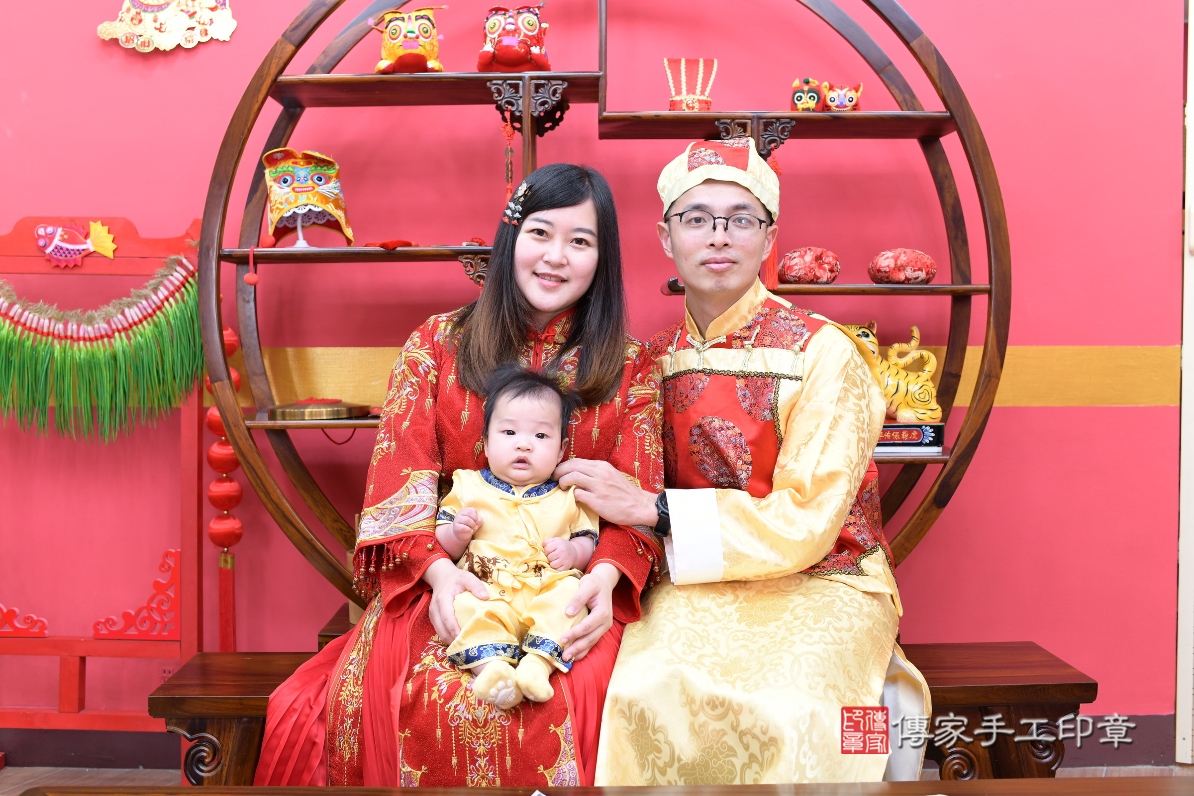 小楷寶寶剃頭，成人與小孩古裝禮服照。地點：傳家「新北店」古禮會場，照片1
