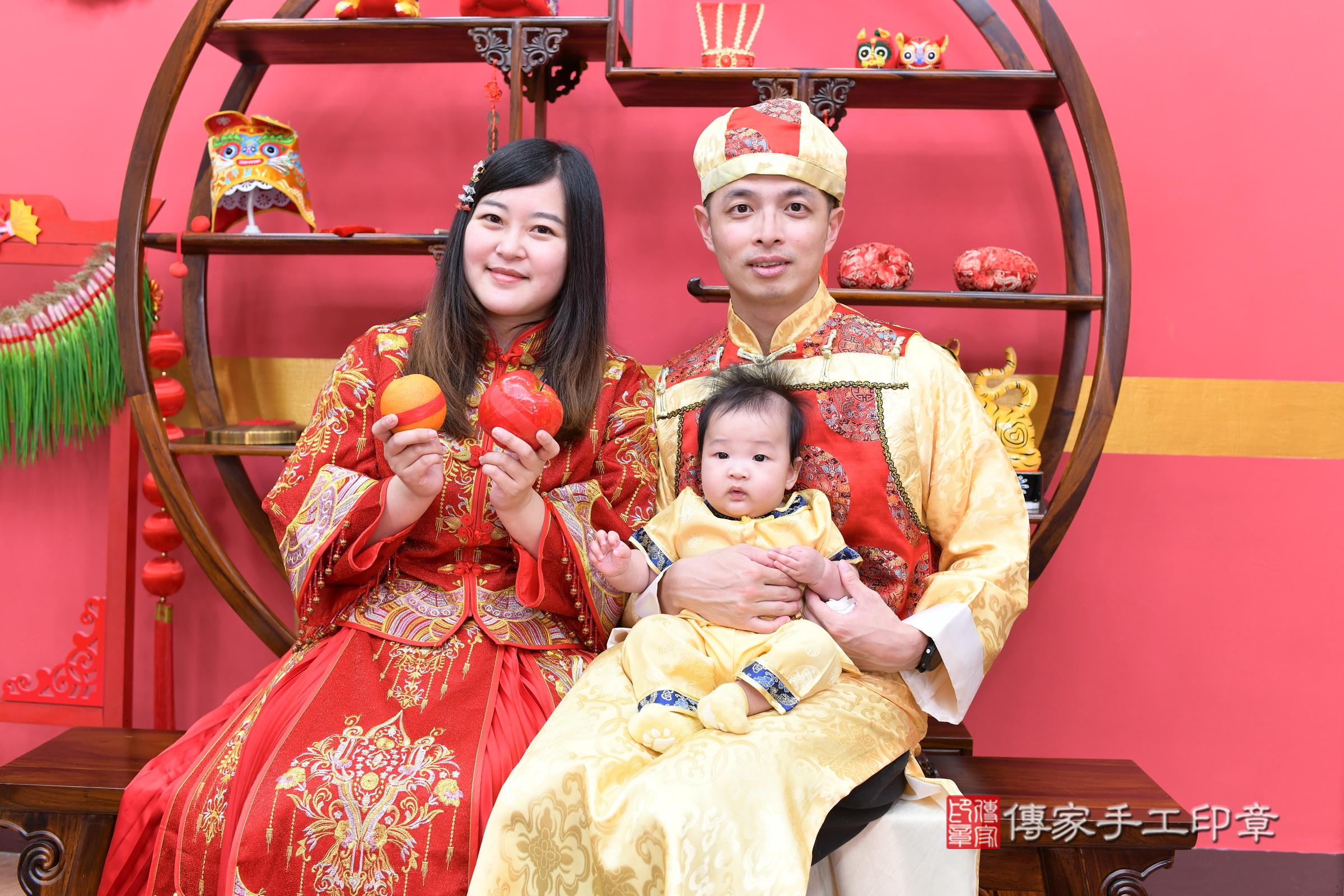 小楷寶寶剃頭，成人與小孩古裝禮服照。地點：傳家「新北店」古禮會場，照片4