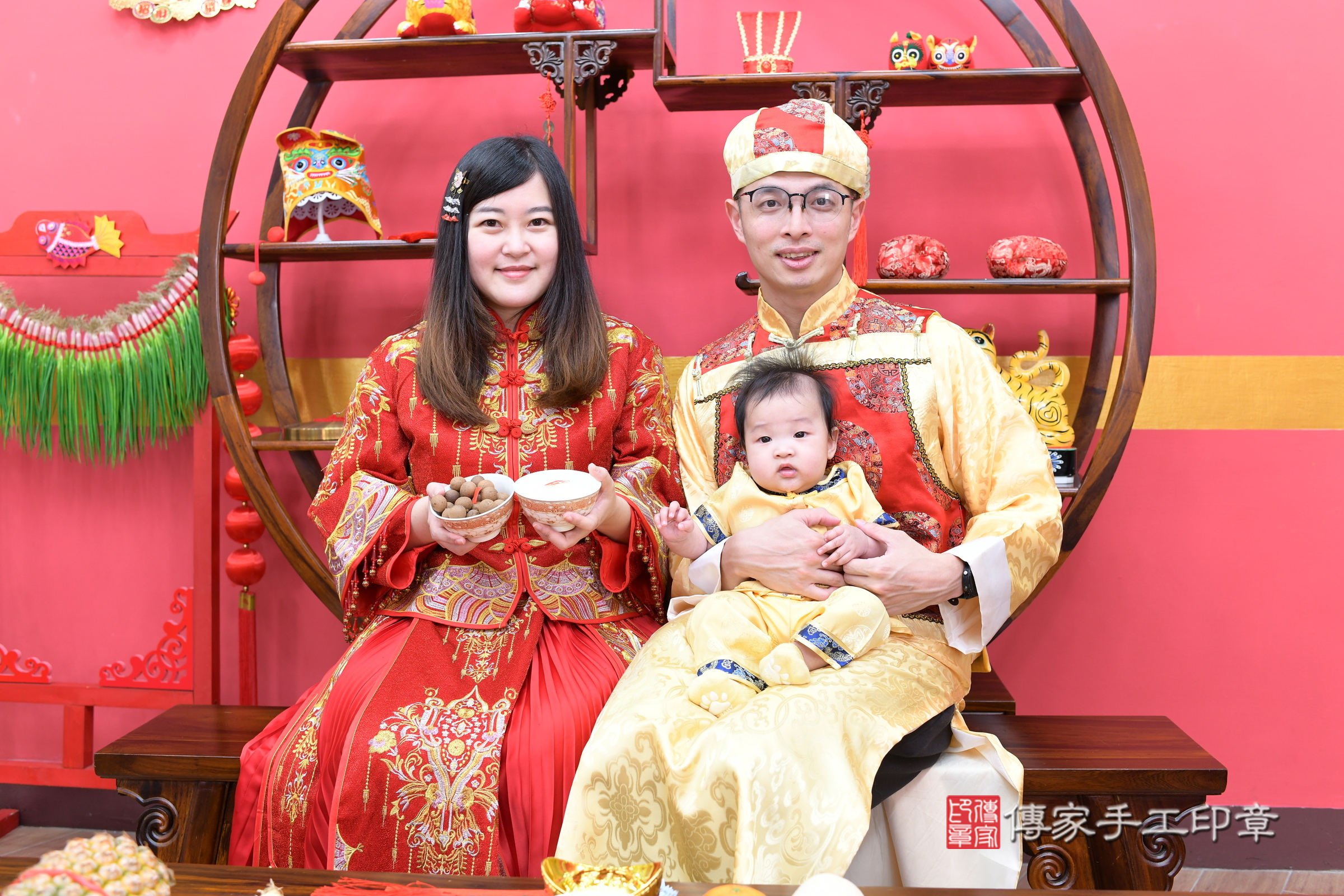小楷寶寶剃頭，成人與小孩古裝禮服照。地點：傳家「新北店」古禮會場，照片3