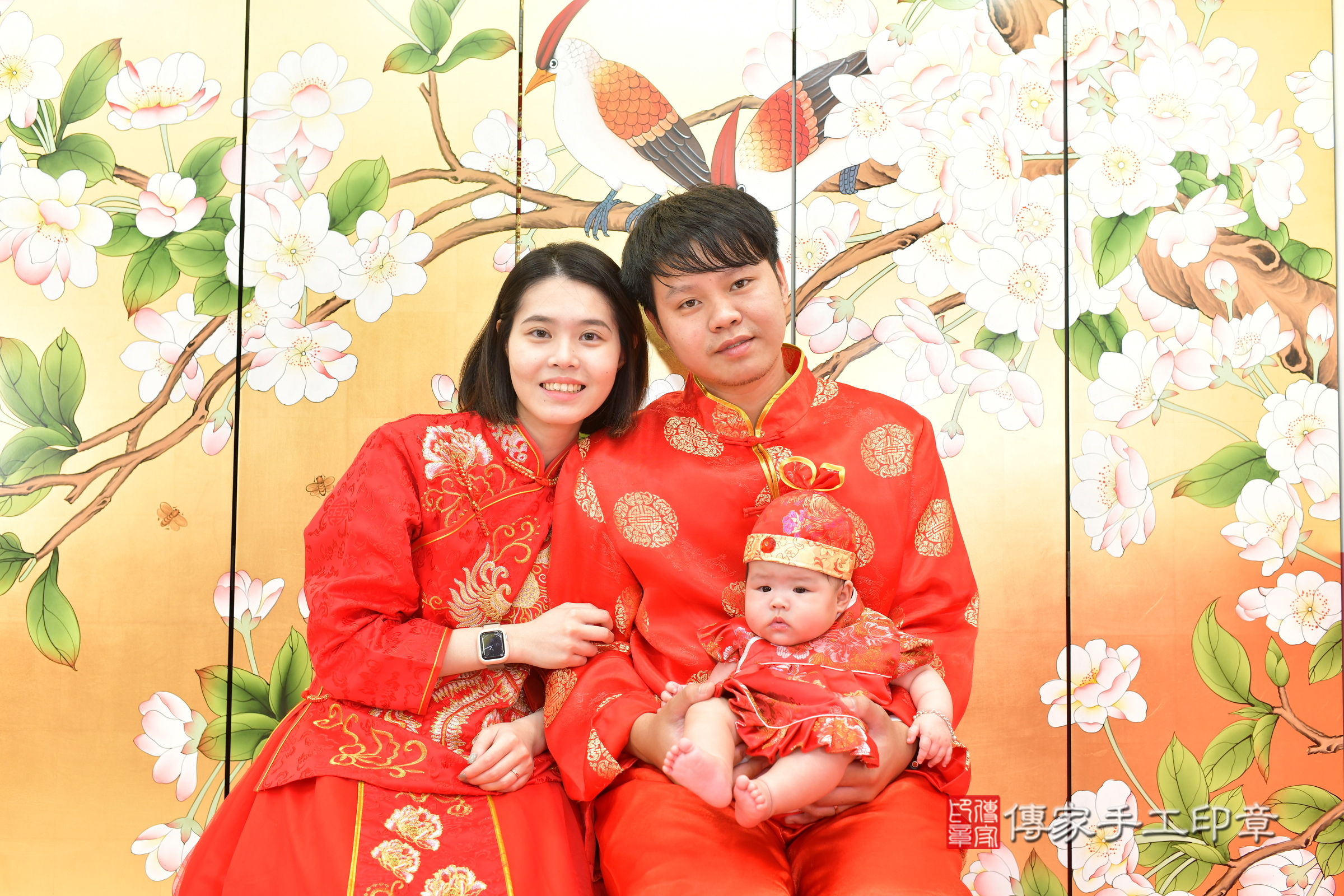 茵茵寶寶收涎，成人與小孩古裝禮服照。地點：傳家「台中店」古禮會場，照片1