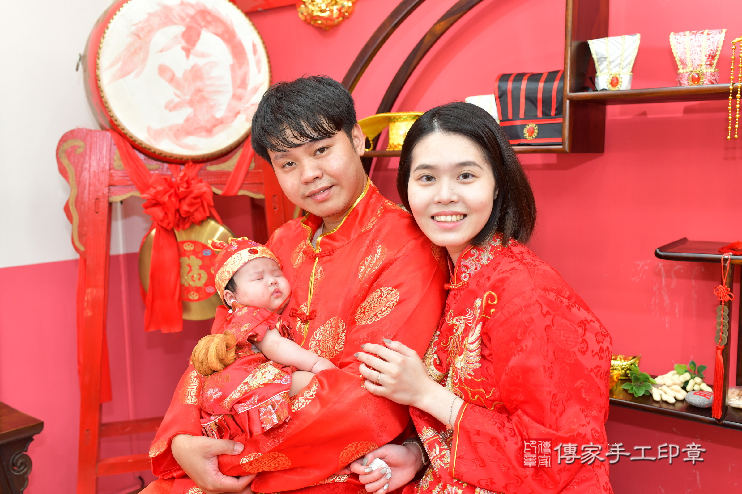 茵茵寶寶收涎，成人與小孩古裝禮服照。地點：傳家「台中店」古禮會場，照片4