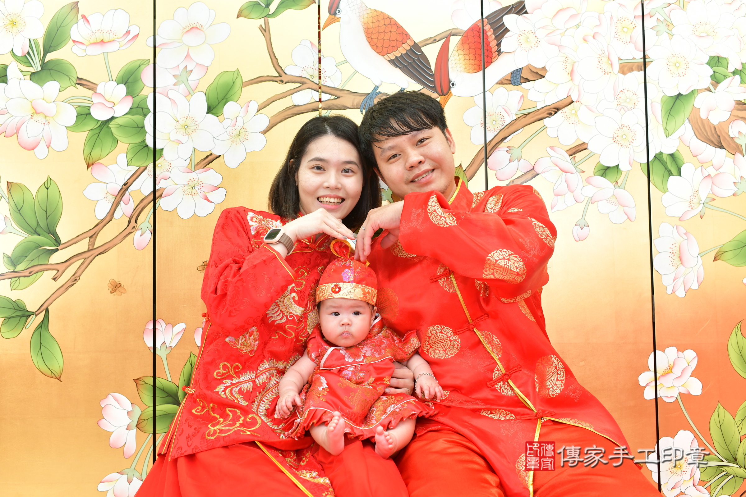 茵茵寶寶收涎，成人與小孩古裝禮服照。地點：傳家「台中店」古禮會場，照片3