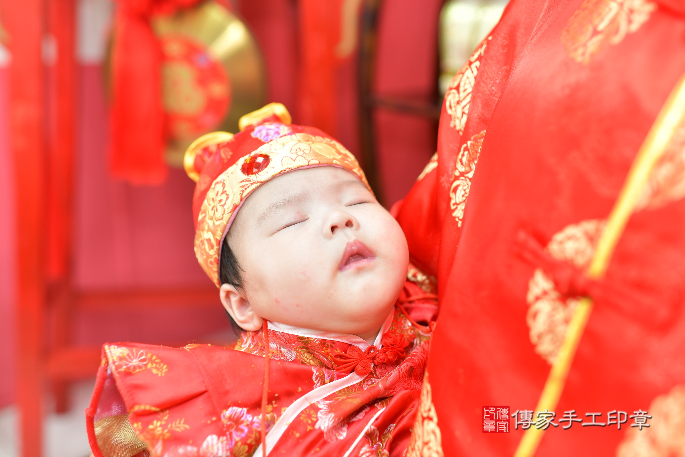 茵茵寶寶收涎，小孩古裝禮服照。地點：傳家「台中店」古禮會場，照片1