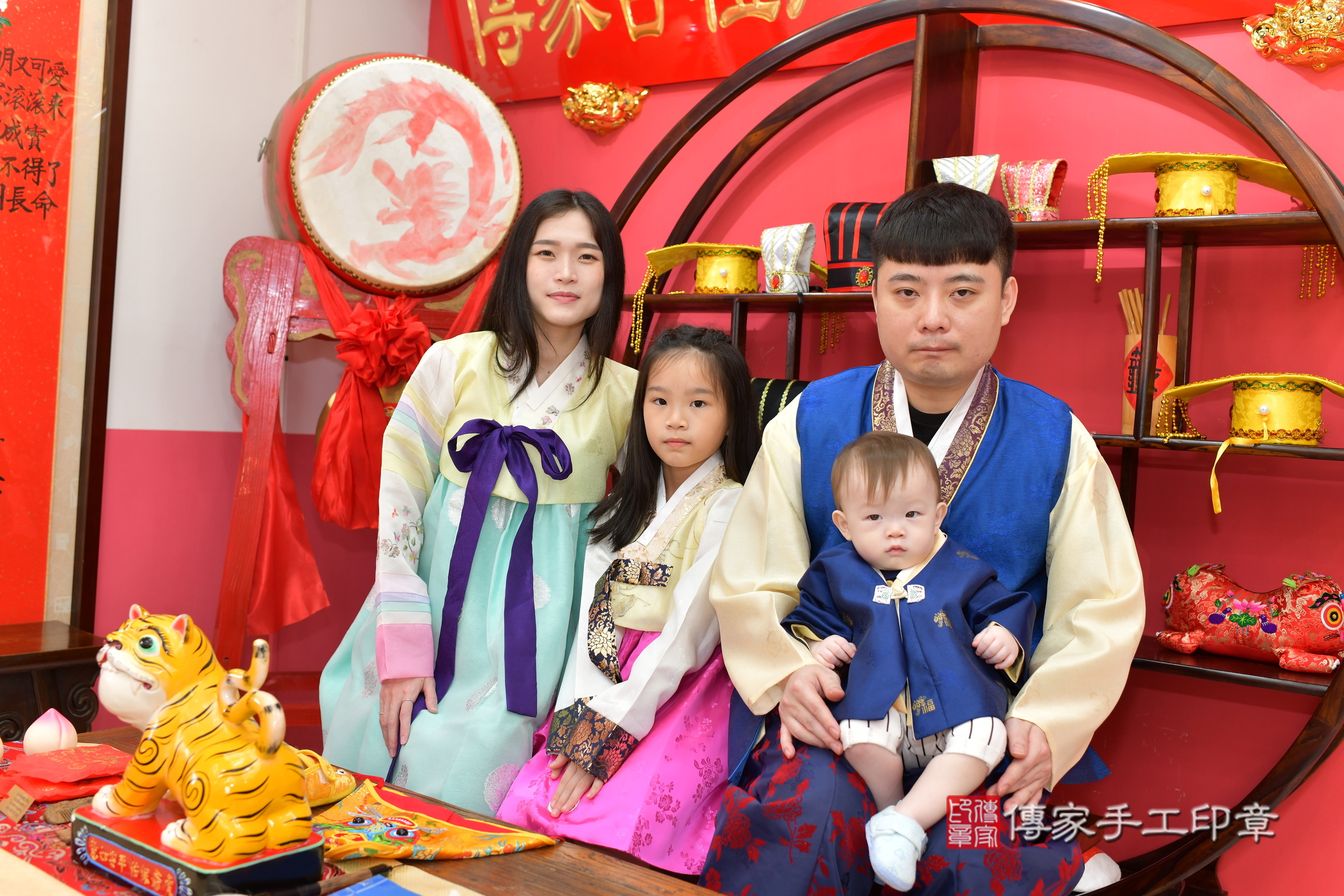 哲哲寶寶抓周，成人與小孩古裝禮服照。地點：傳家「台中店」古禮會場，照片2