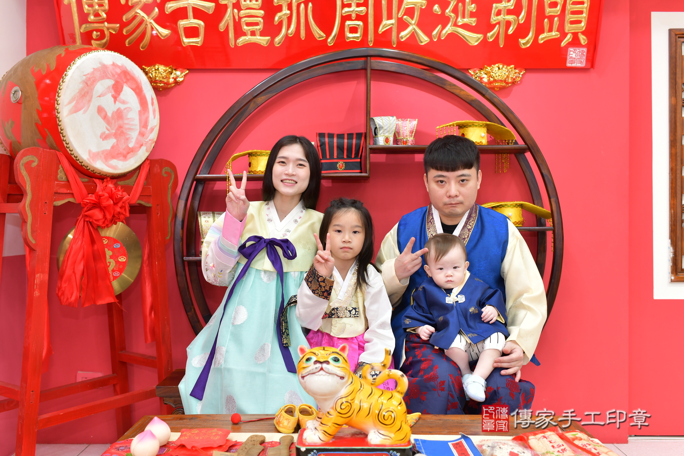 哲哲寶寶抓周，成人與小孩古裝禮服照。地點：傳家「台中店」古禮會場，照片1