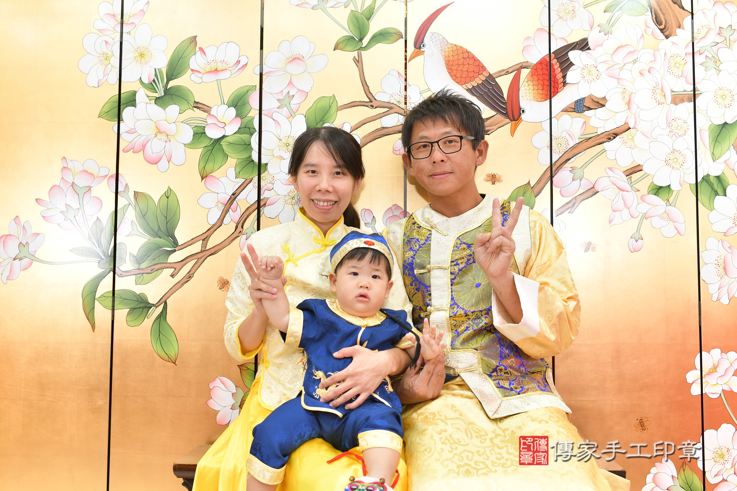 誠誠寶寶抓周，成人與小孩古裝禮服照。地點：傳家「台中店」古禮會場，照片1