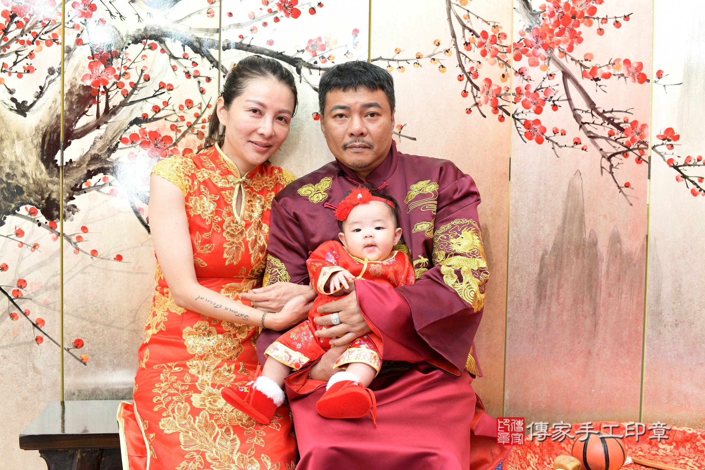 霏霏寶寶收涎，成人與小孩古裝禮服照。地點：傳家「新北店」古禮會場，照片4
