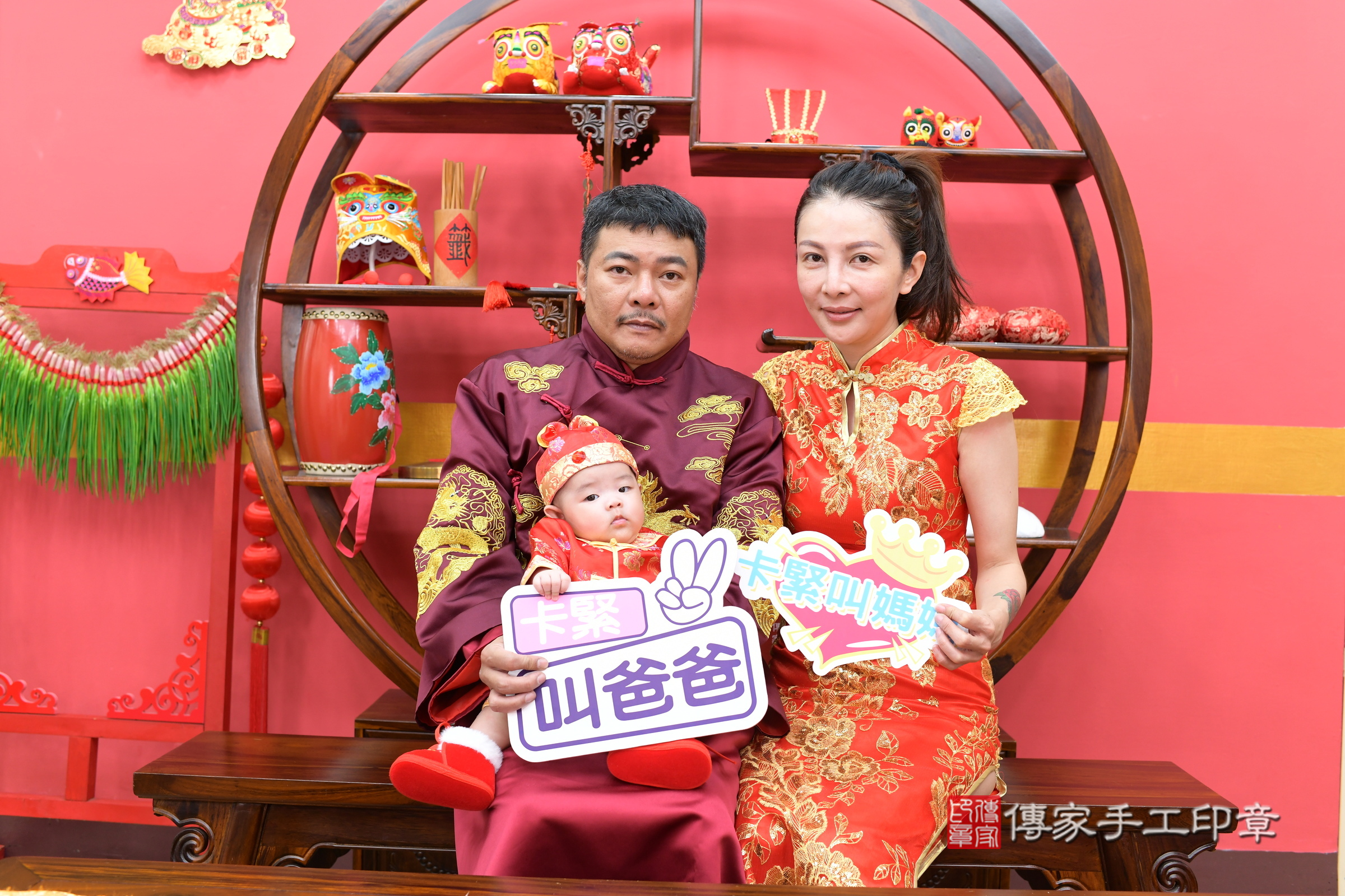 霏霏寶寶收涎，成人與小孩古裝禮服照。地點：傳家「新北店」古禮會場，照片1