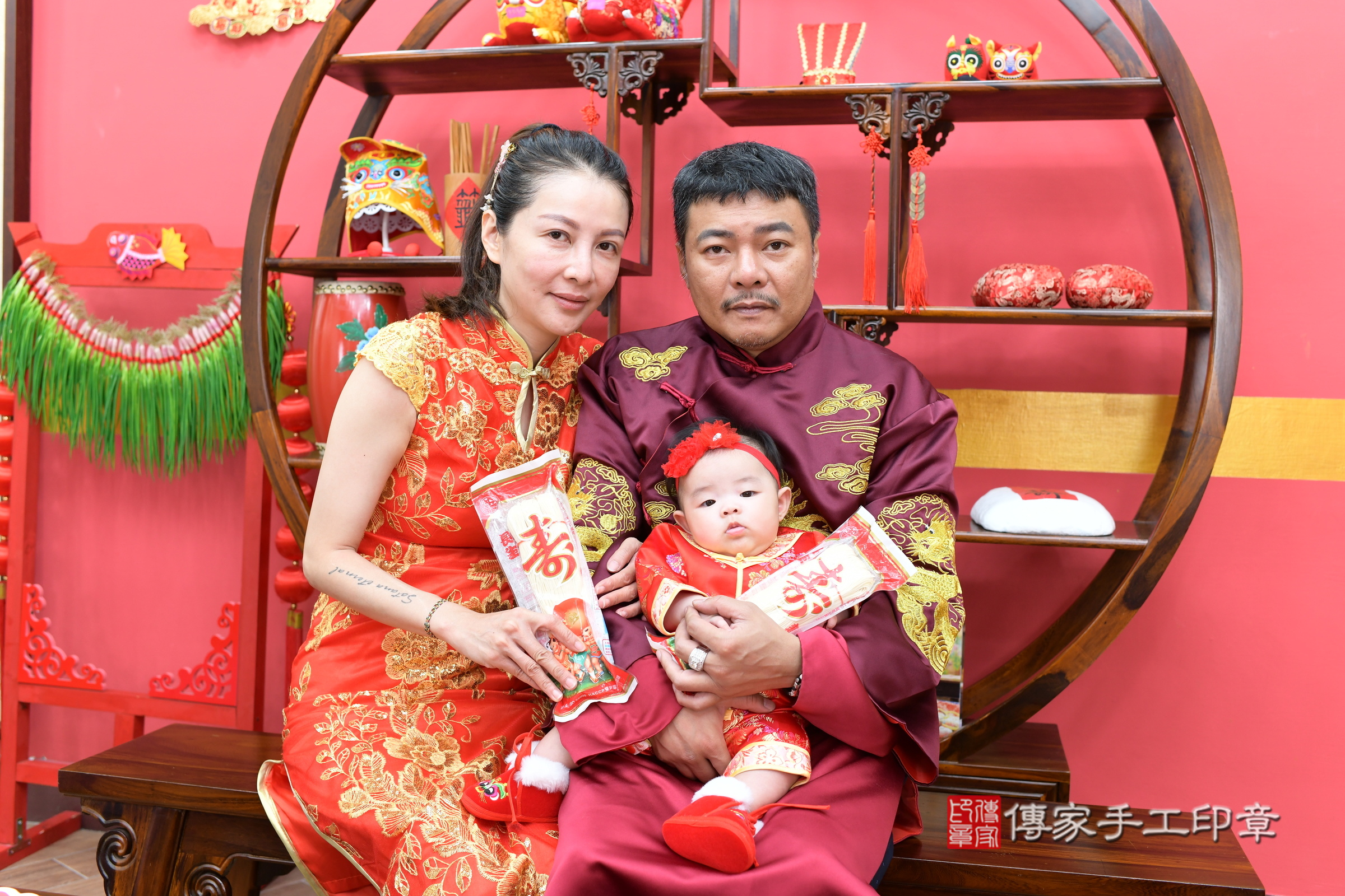 霏霏寶寶收涎，成人與小孩古裝禮服照。地點：傳家「新北店」古禮會場，照片2