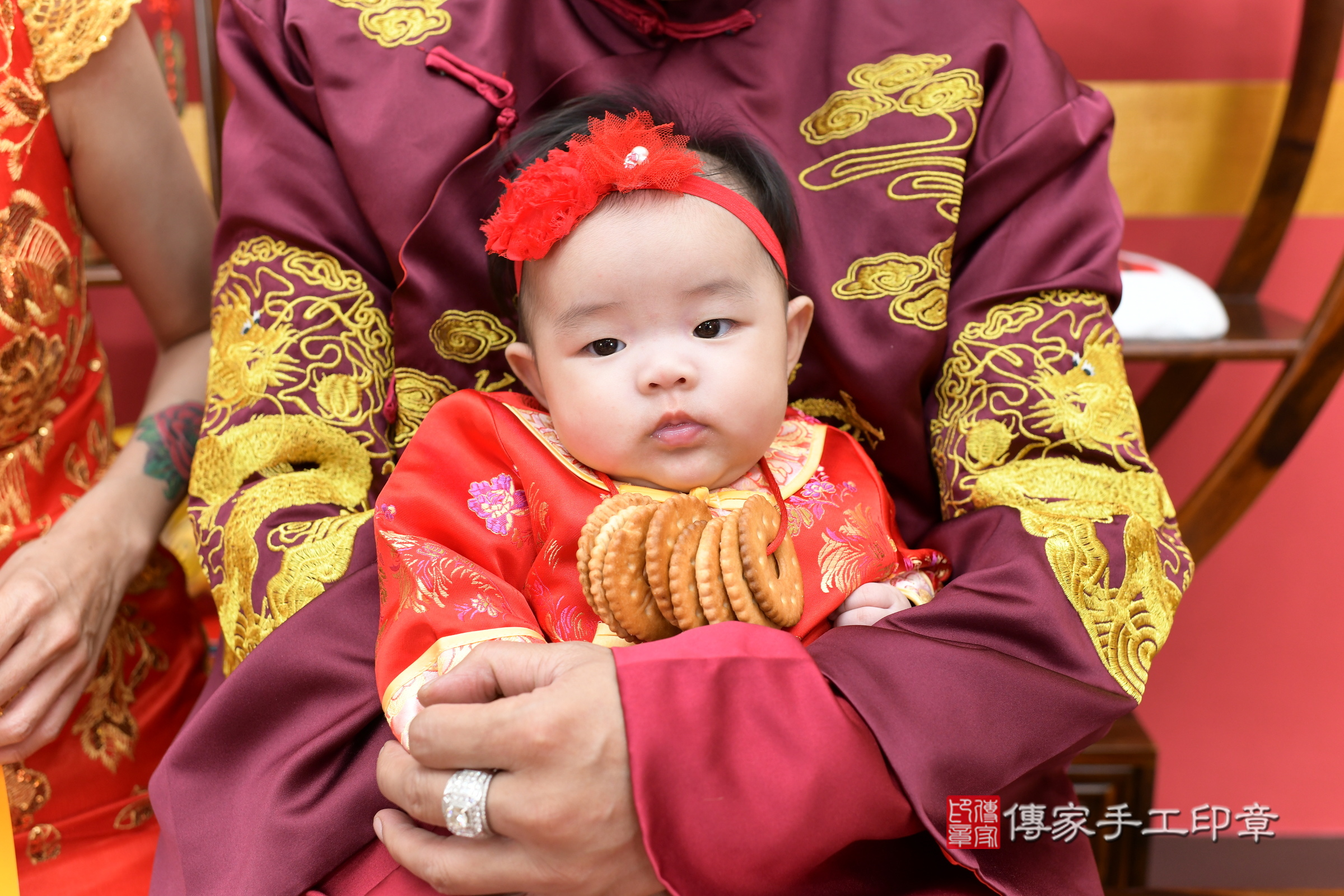 霏霏寶寶收涎，小孩古裝禮服照。地點：傳家「新北店」古禮會場，照片4