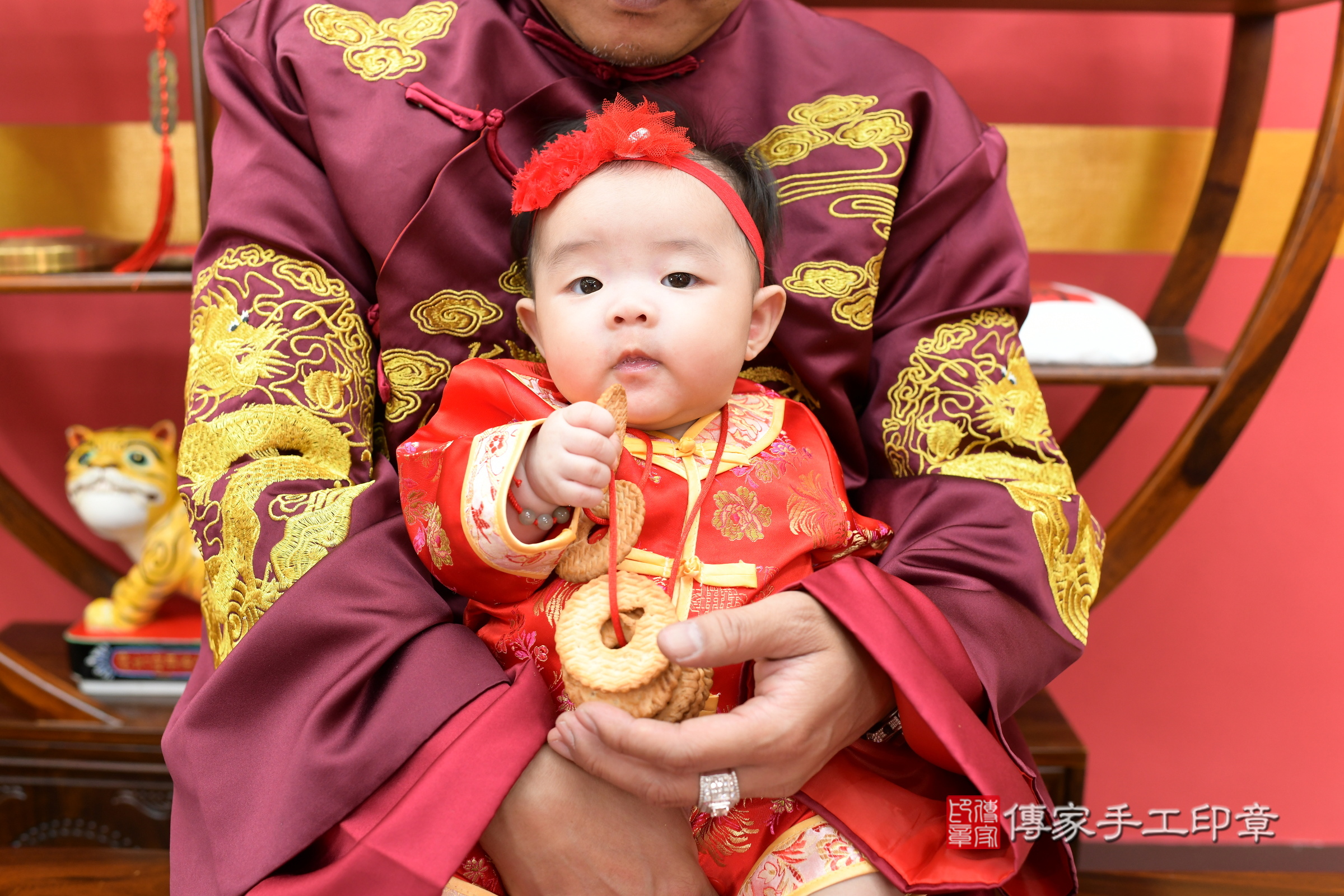霏霏寶寶收涎，小孩古裝禮服照。地點：傳家「新北店」古禮會場，照片3