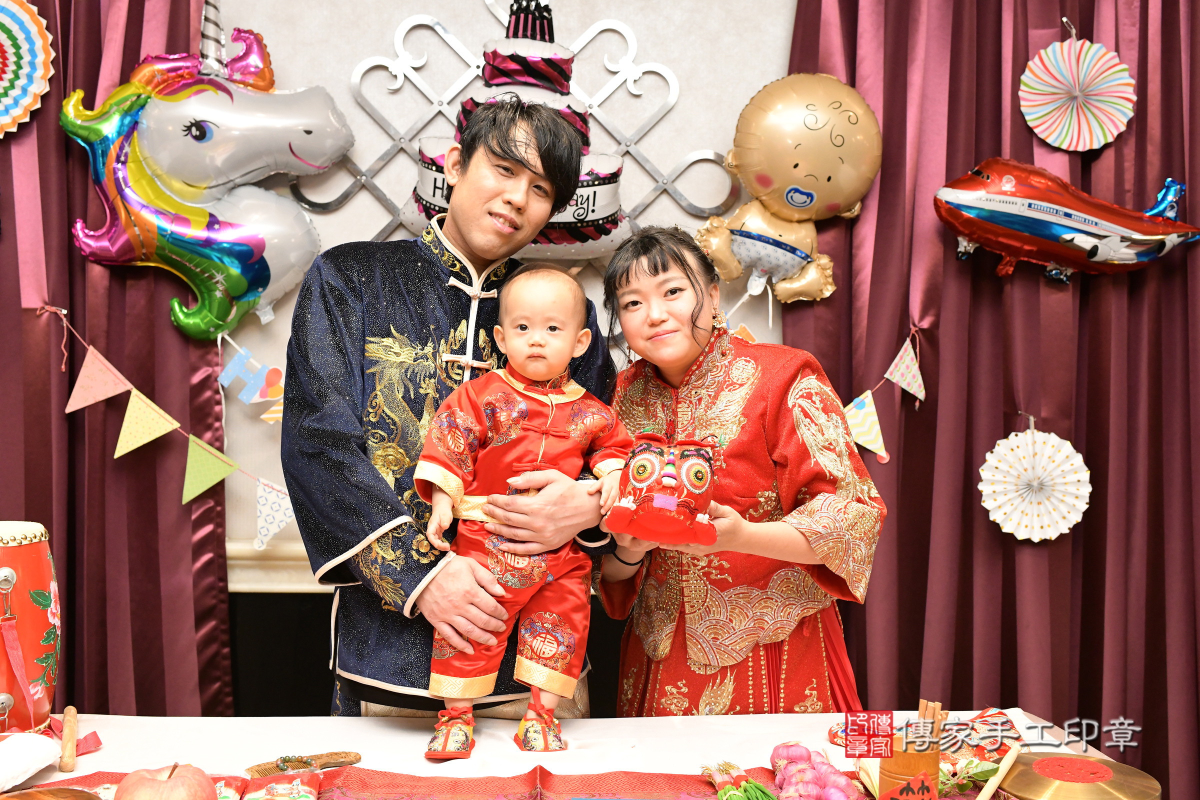 峘峘寶寶抓周，成人與小孩古裝禮服照。地點：傳家「台北店」古禮會場，照片2
