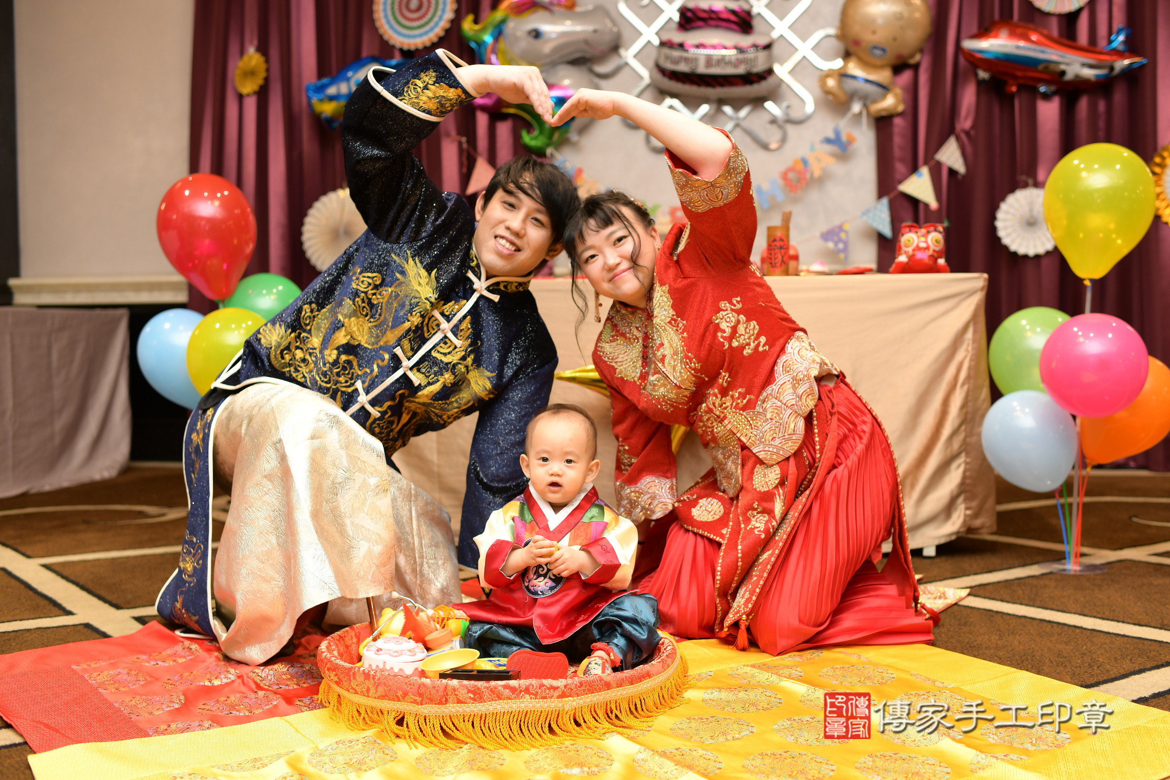 峘峘寶寶抓周，成人與小孩古裝禮服照。地點：傳家「台北店」古禮會場，照片3