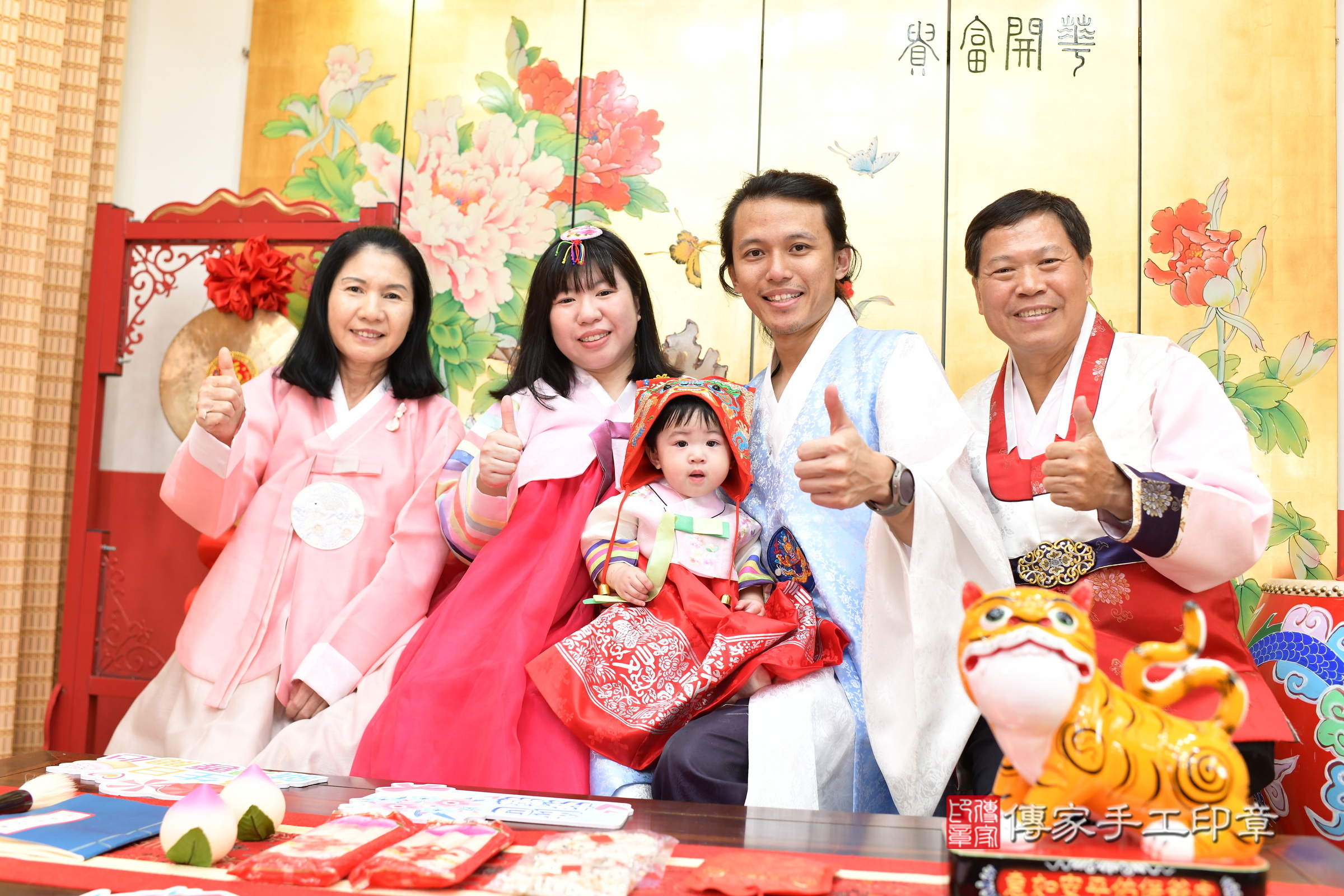 小然寶寶抓周，成人與小孩古裝禮服照。地點：傳家「台北店」古禮會場，照片2
