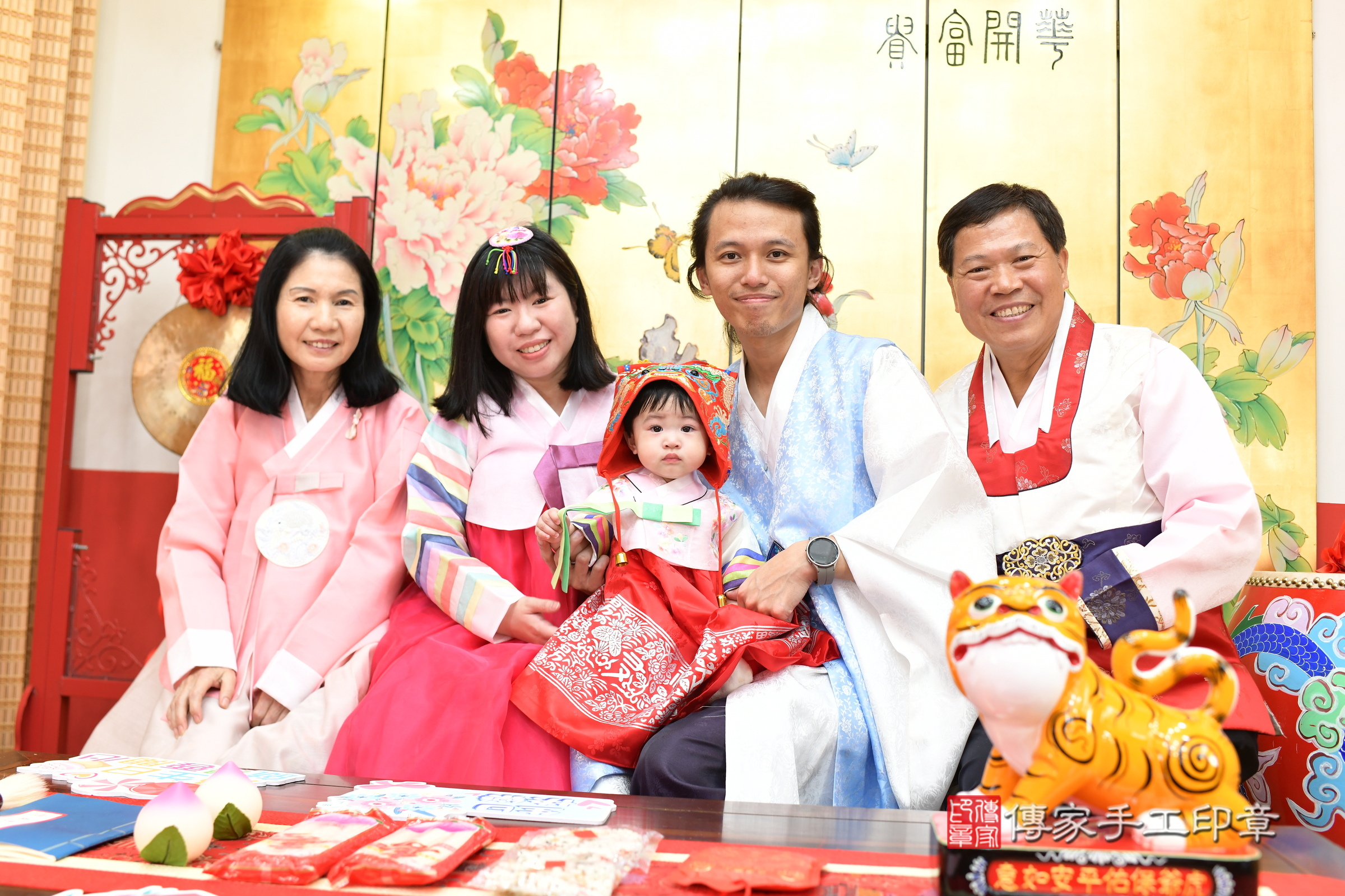 小然寶寶抓周，成人與小孩古裝禮服照。地點：傳家「台北店」古禮會場，照片1