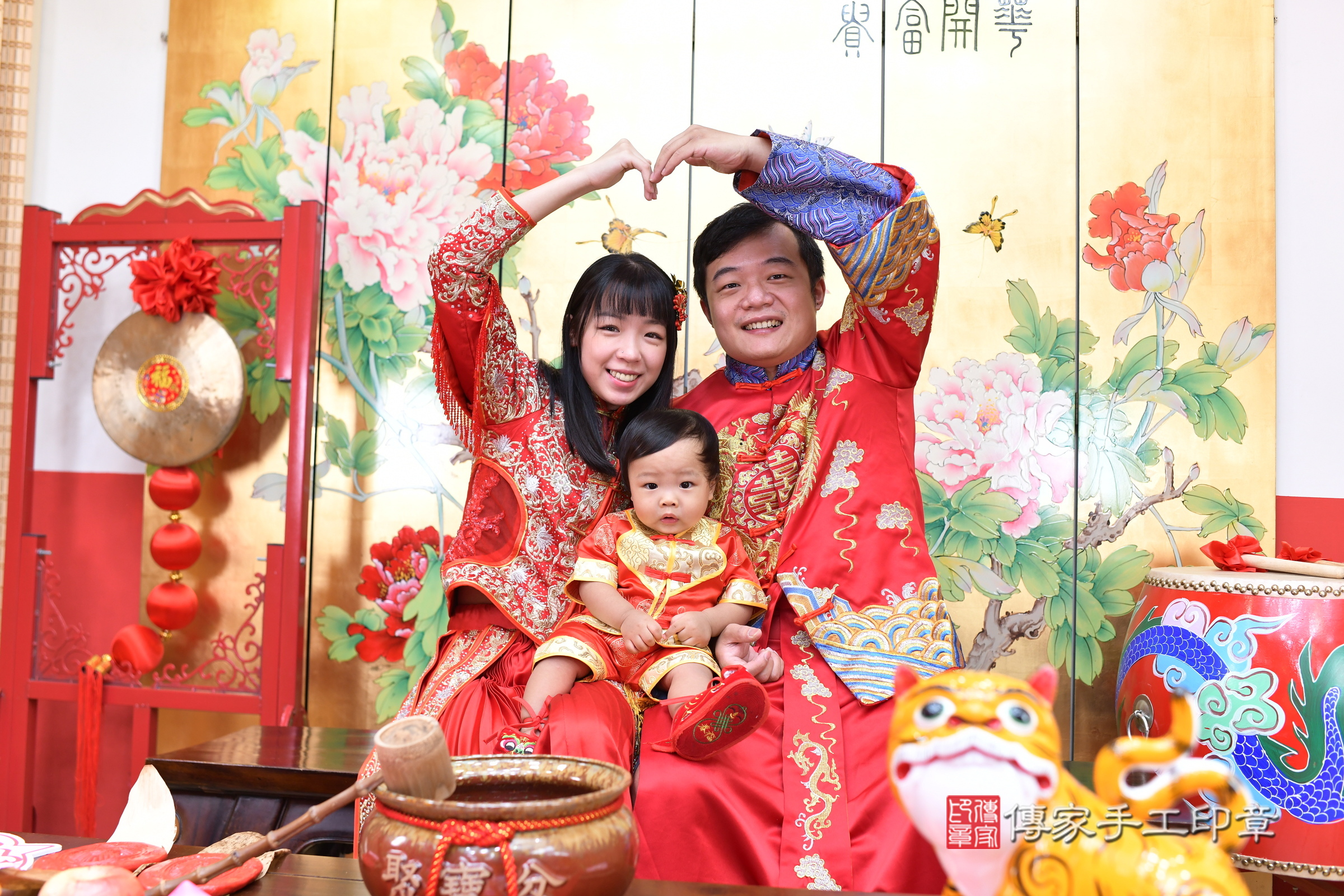 澄澄寶寶抓周，成人與小孩古裝禮服照。地點：傳家「台北店」古禮會場，照片1