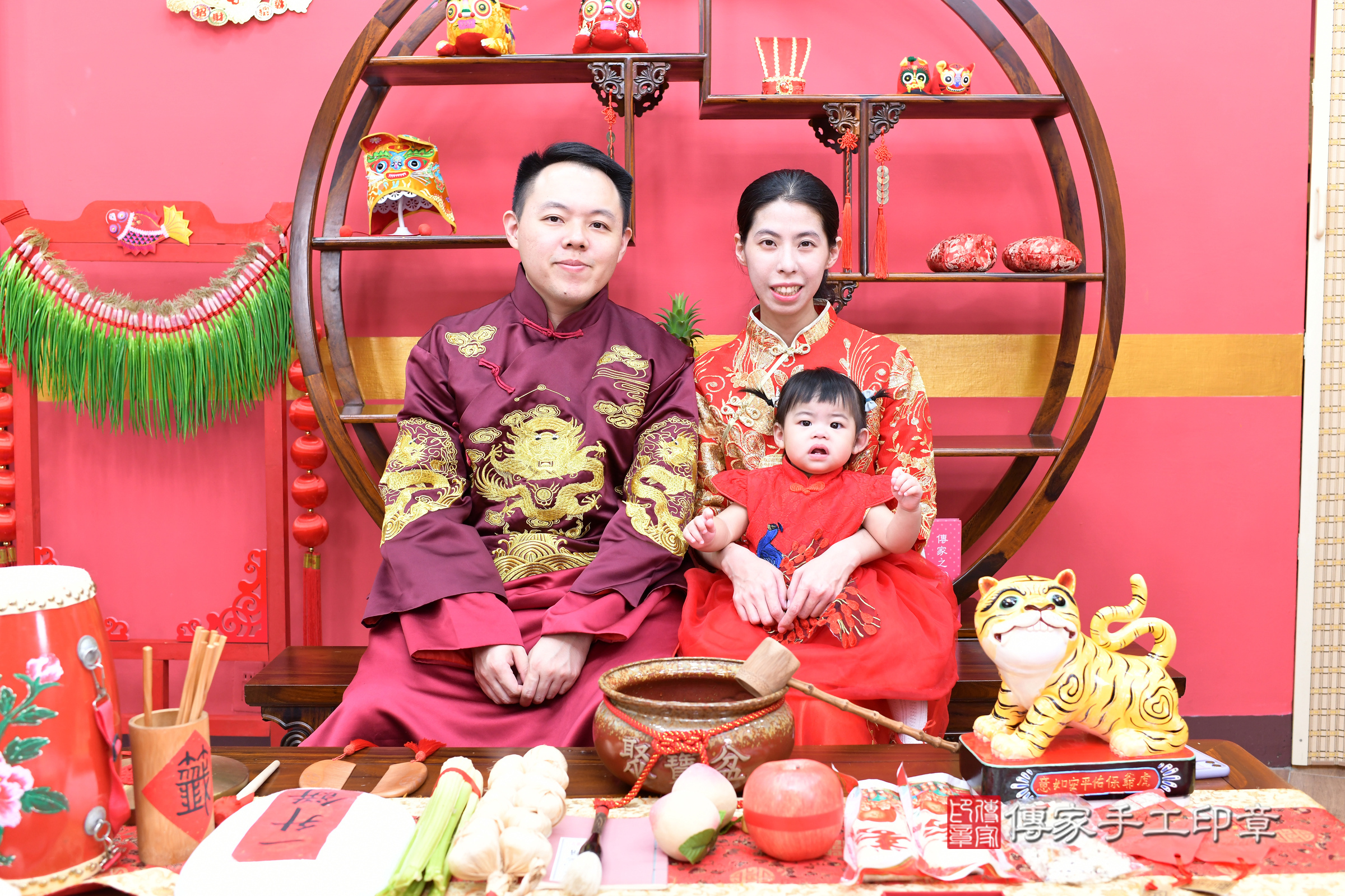 小澐寶寶抓周，成人與小孩古裝禮服照。地點：傳家「新北店」古禮會場，照片1