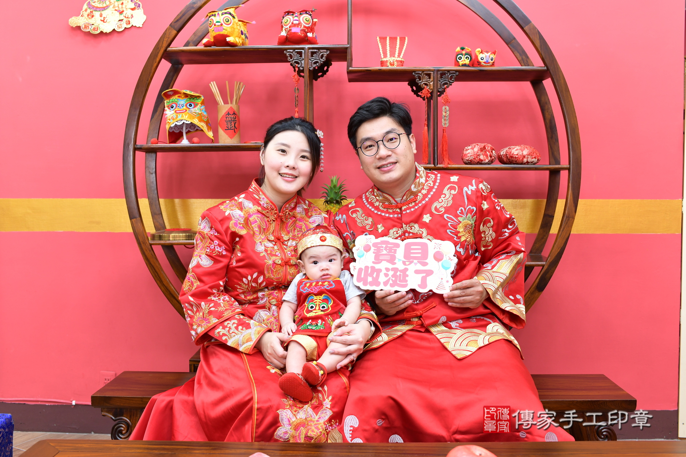 小勛寶寶收涎，成人與小孩古裝禮服照。地點：傳家「新北店」古禮會場，照片4