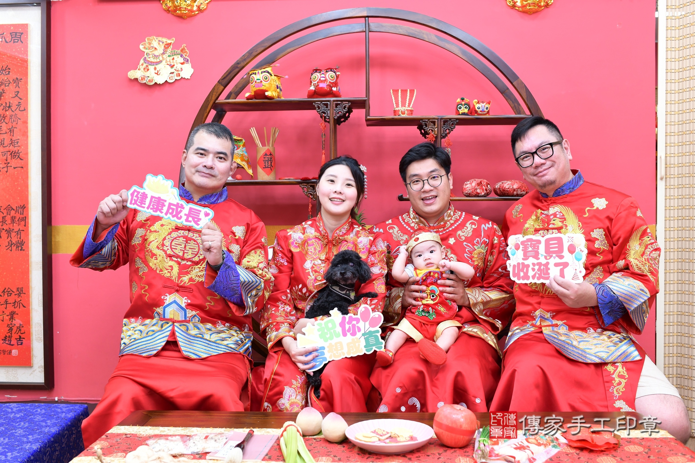 小勛寶寶收涎，成人與小孩古裝禮服照。地點：傳家「新北店」古禮會場，照片1