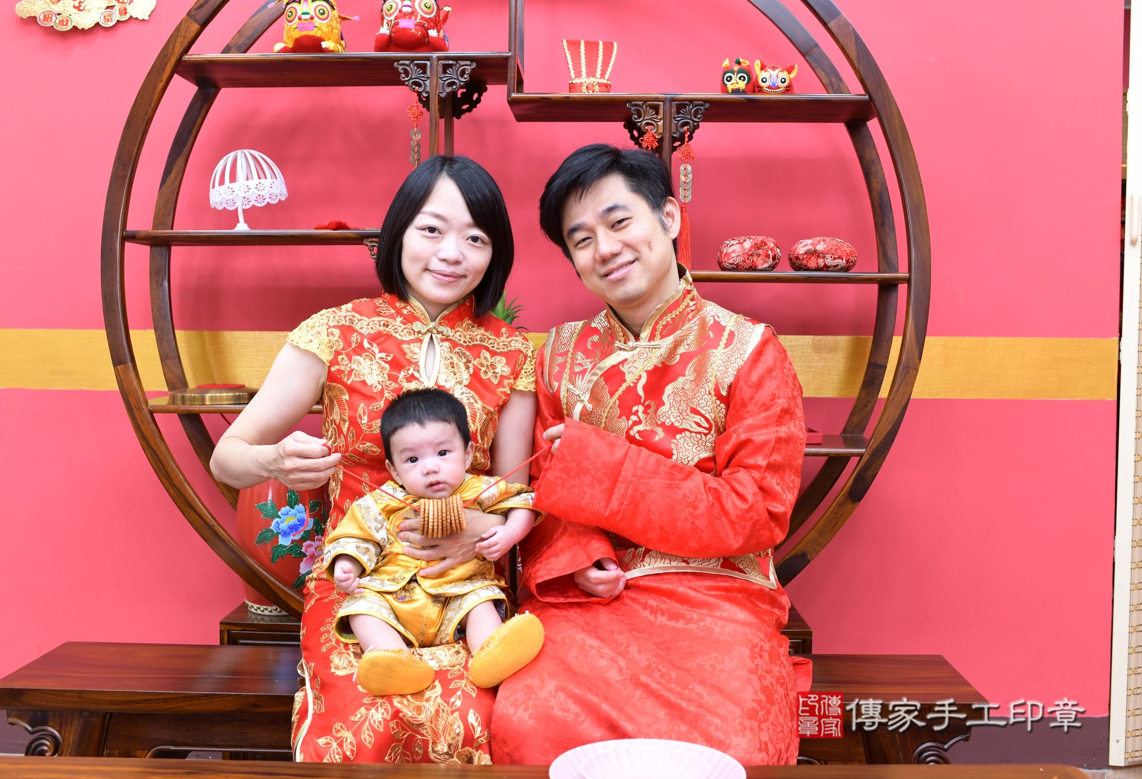 翔翔寶寶收涎，成人與小孩古裝禮服照。地點：傳家「新北店」古禮會場，照片2
